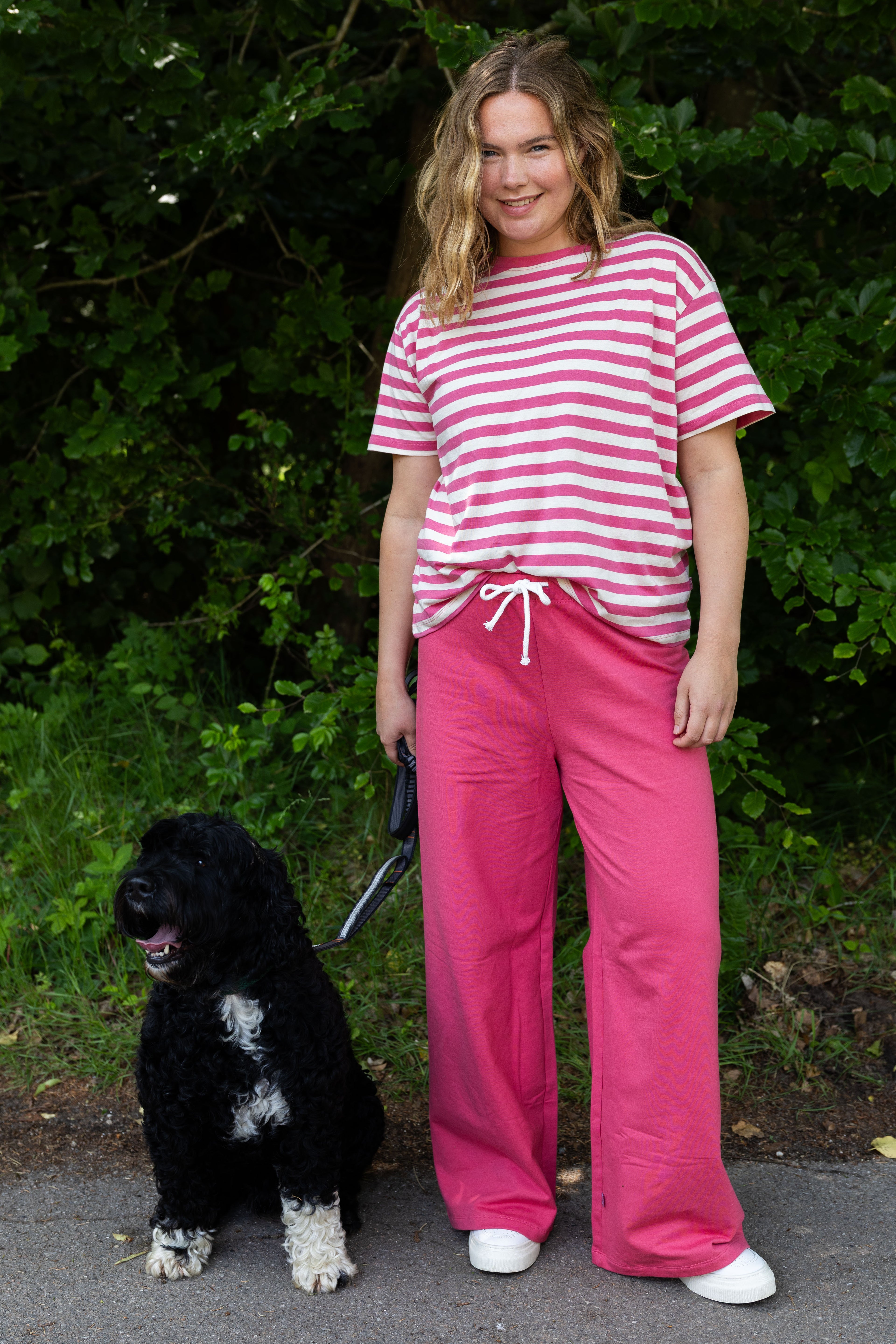 Fin boxy t-shirt med rund hals og striber i beige og pink til kvinder