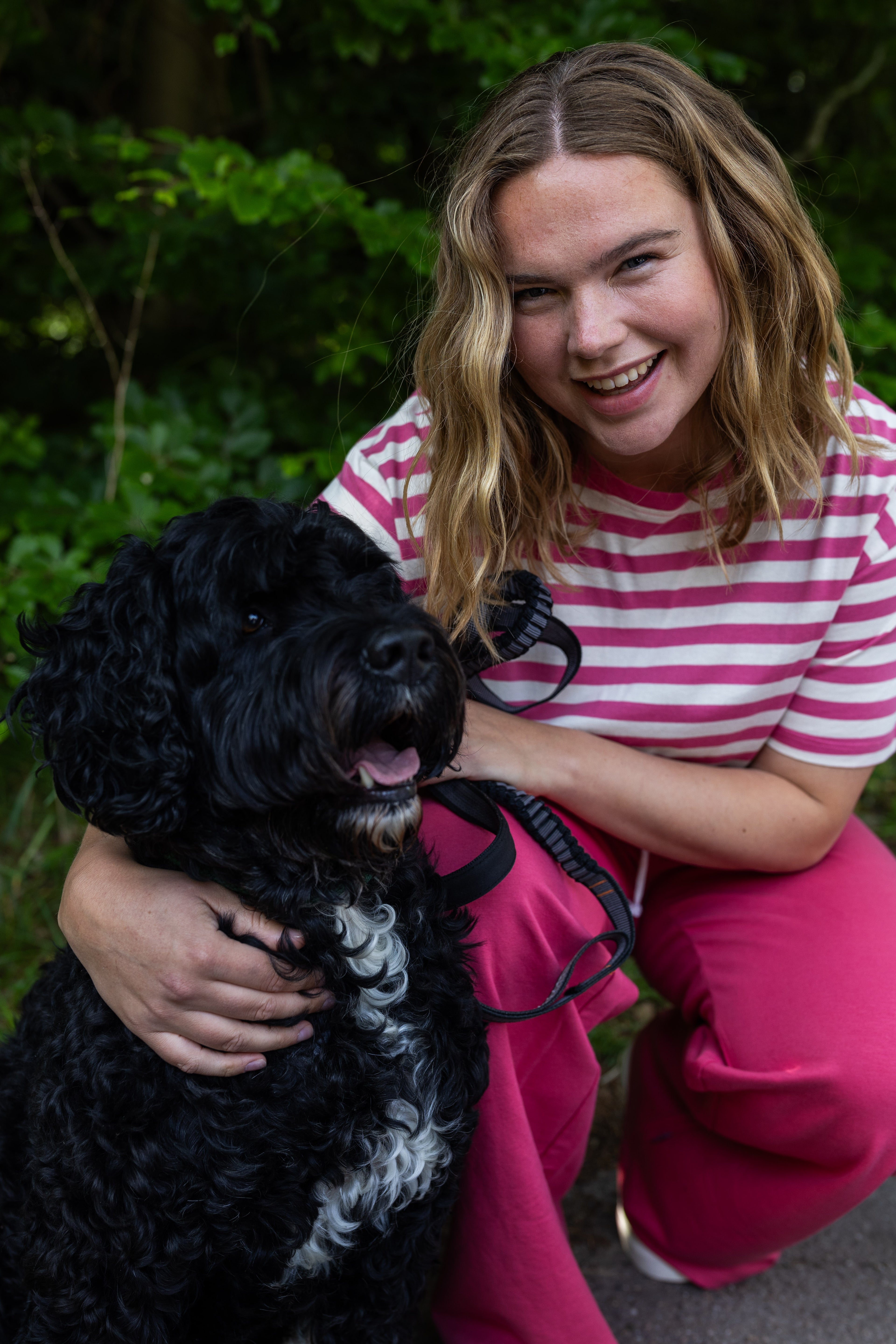Fin boxy t-shirt med rund hals og striber i beige og pink til kvinder