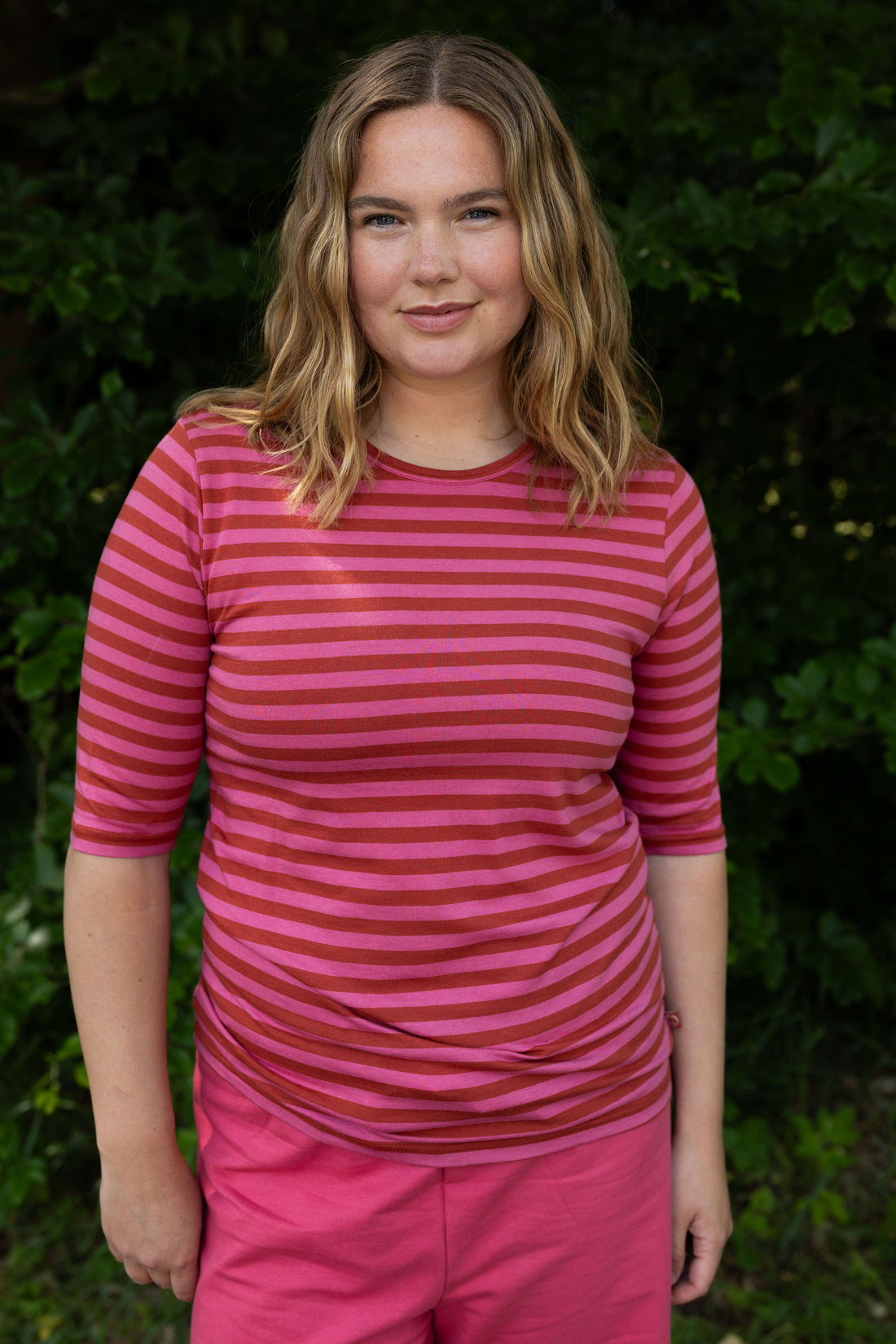 Lækker t-shirt med striber i brændt rød og pink til kvinder