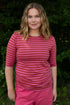 Lækker t-shirt med striber i brændt rød og pink til kvinder