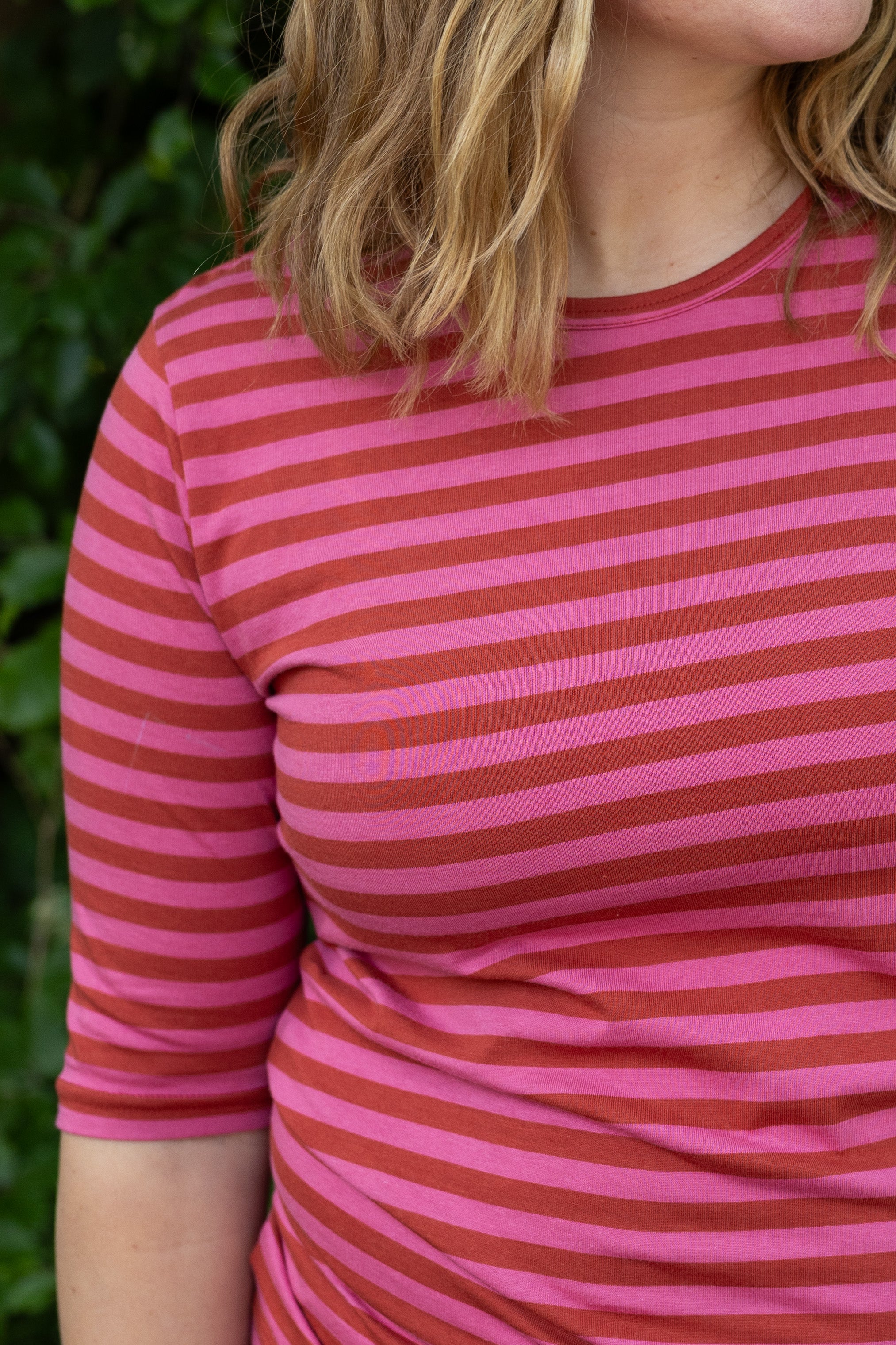 Lækker t-shirt med striber i brændt rød og pink til kvinder