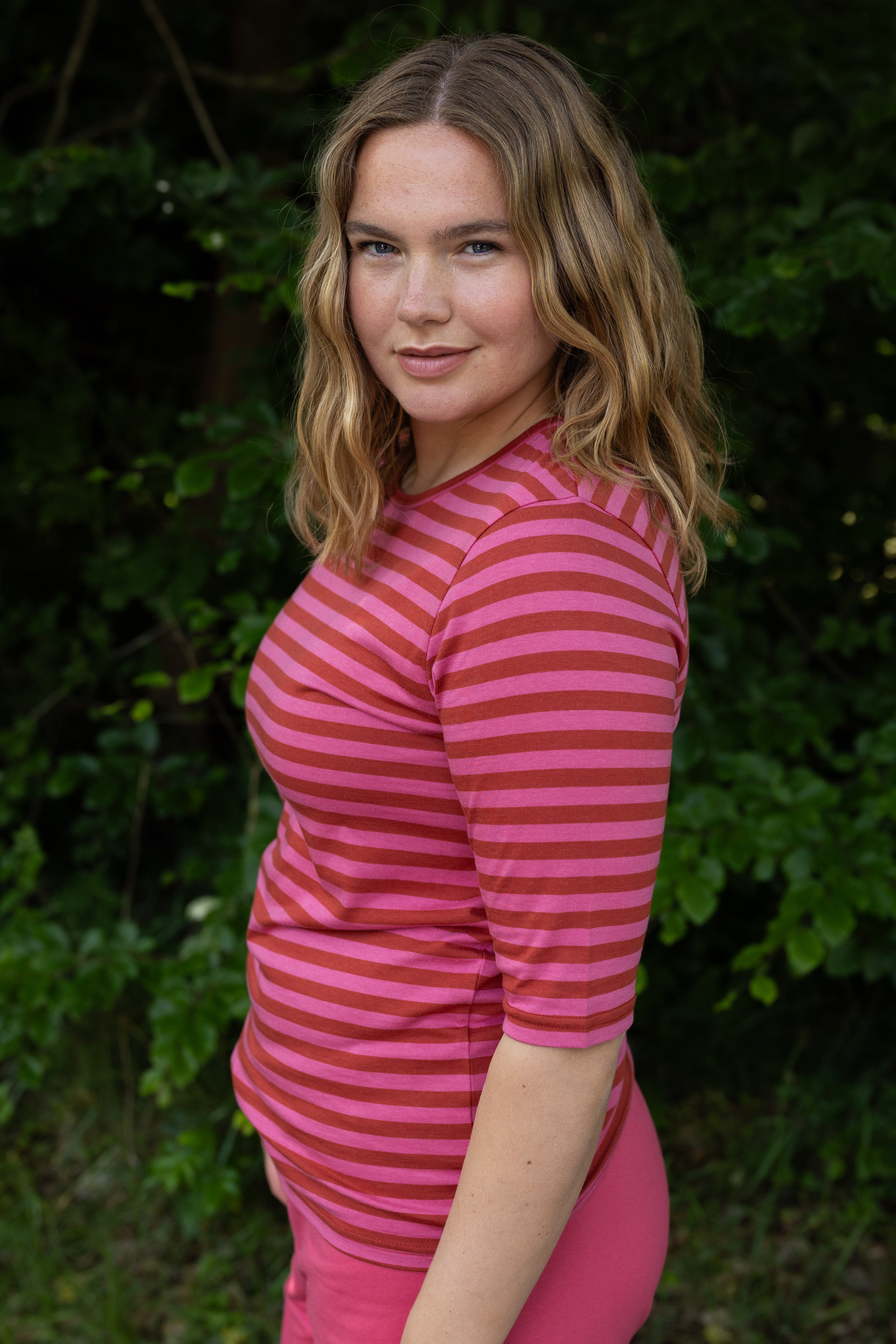 Lækker t-shirt med striber i brændt rød og pink til kvinder