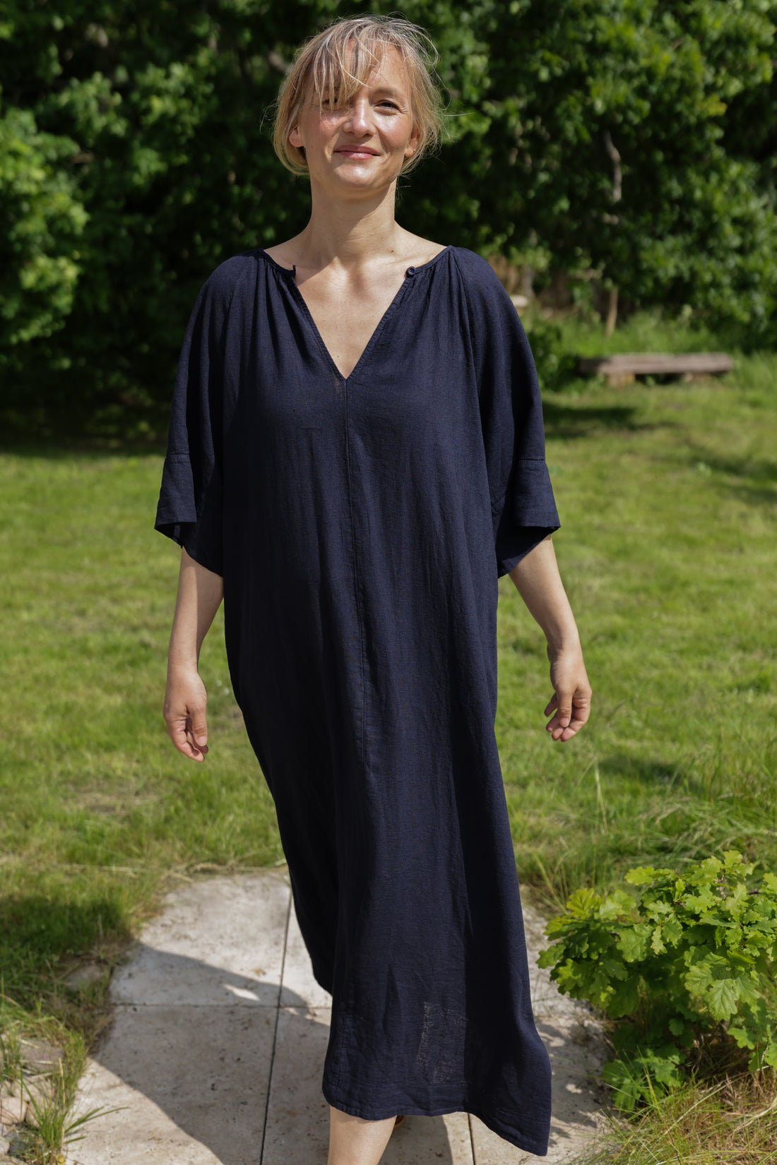 Smart navyblå kjole i lækker hørblanding til kvinder