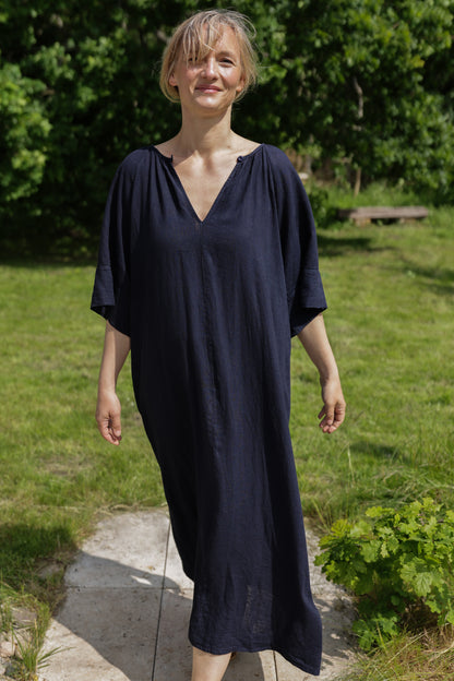 Smart navyblå kjole i lækker hørblanding til kvinder