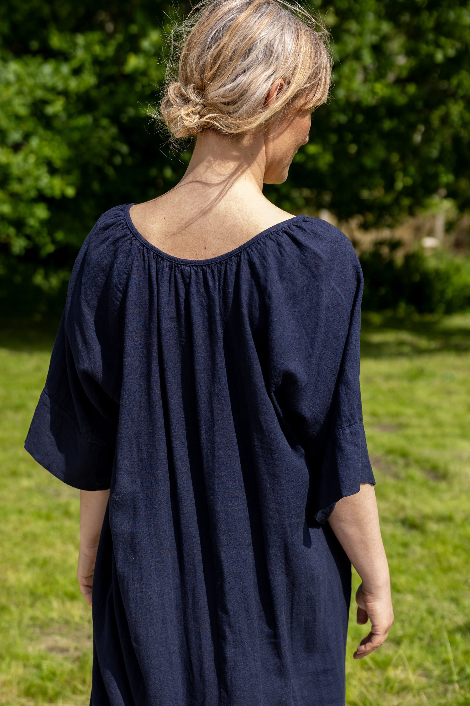 Smart navyblå kjole i lækker hørblanding til kvinder