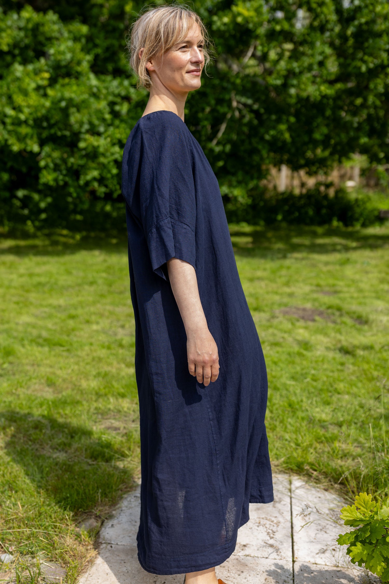 Smart navyblå kjole i lækker hørblanding til kvinder