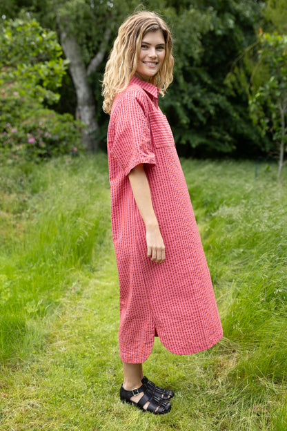 Flot bæk og bølge skjortekjole i varme røde og lyserøde striber til kvinder