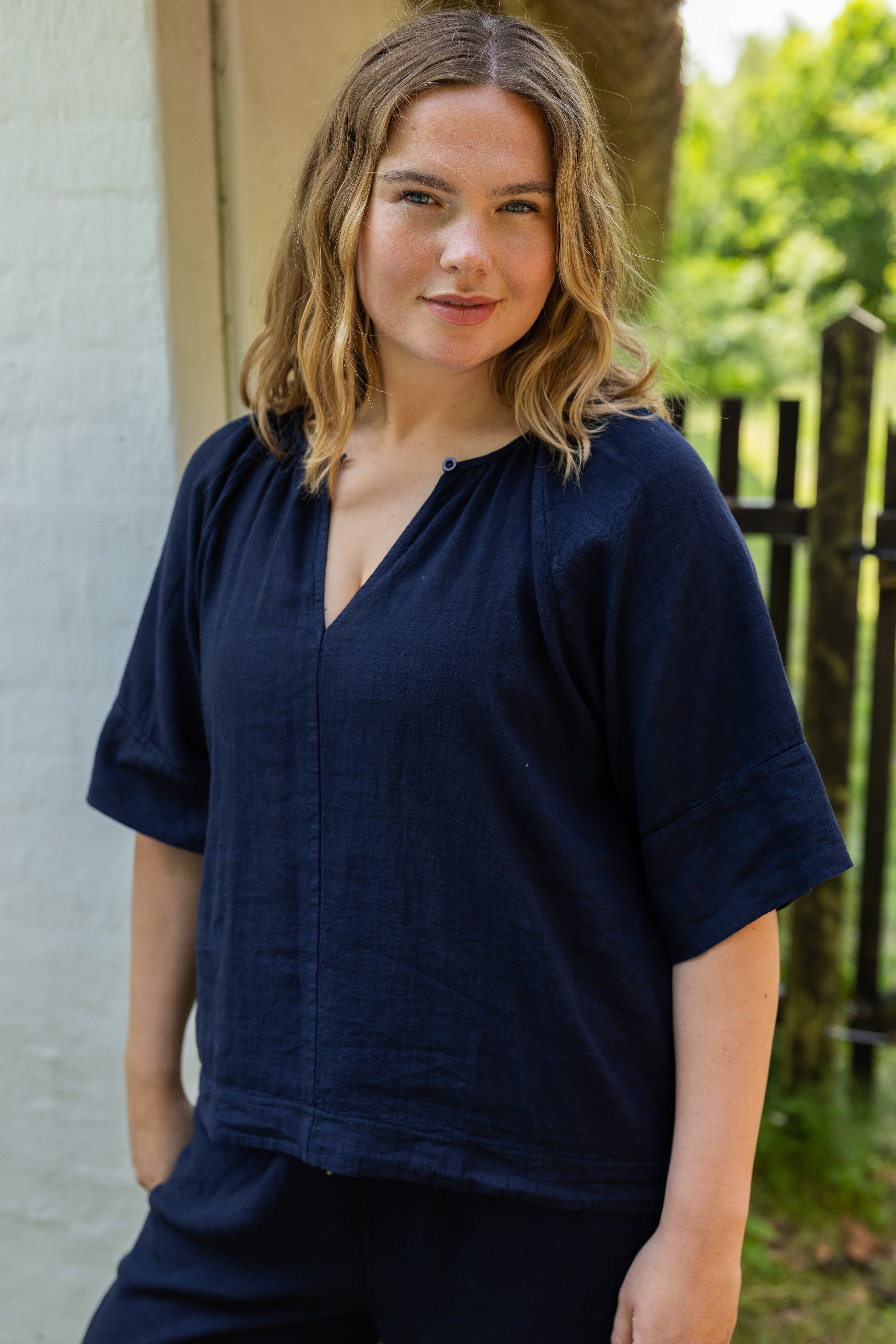 Flot navyblå skjortebluse i lækker hørblanding til kvinder