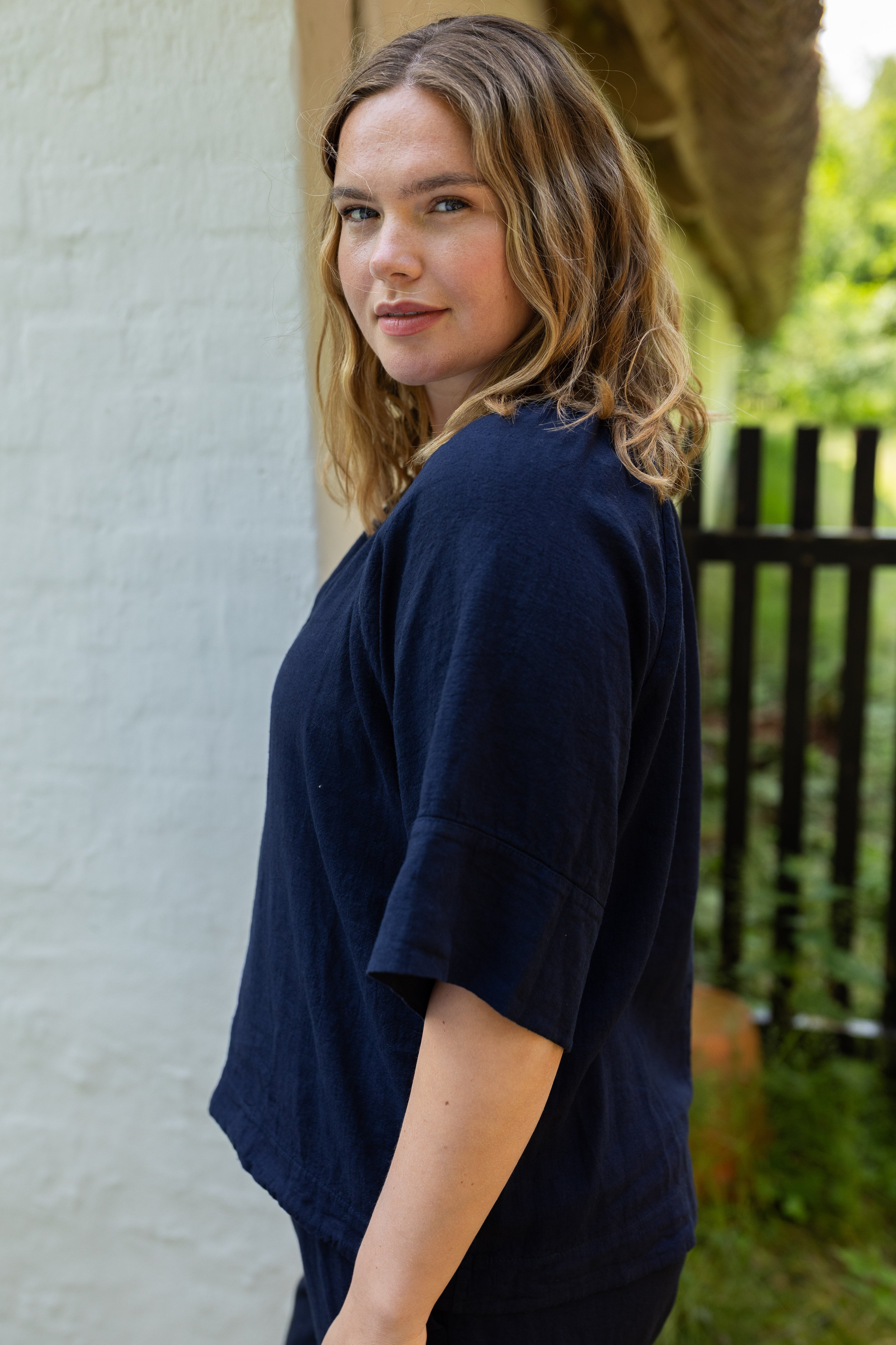 Flot navyblå skjortebluse i lækker hørblanding til kvinder