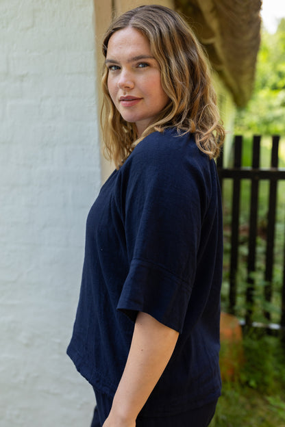 Flot navyblå skjortebluse i lækker hørblanding til kvinder