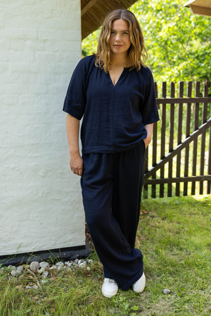 Flot navyblå skjortebluse i lækker hørblanding til kvinder