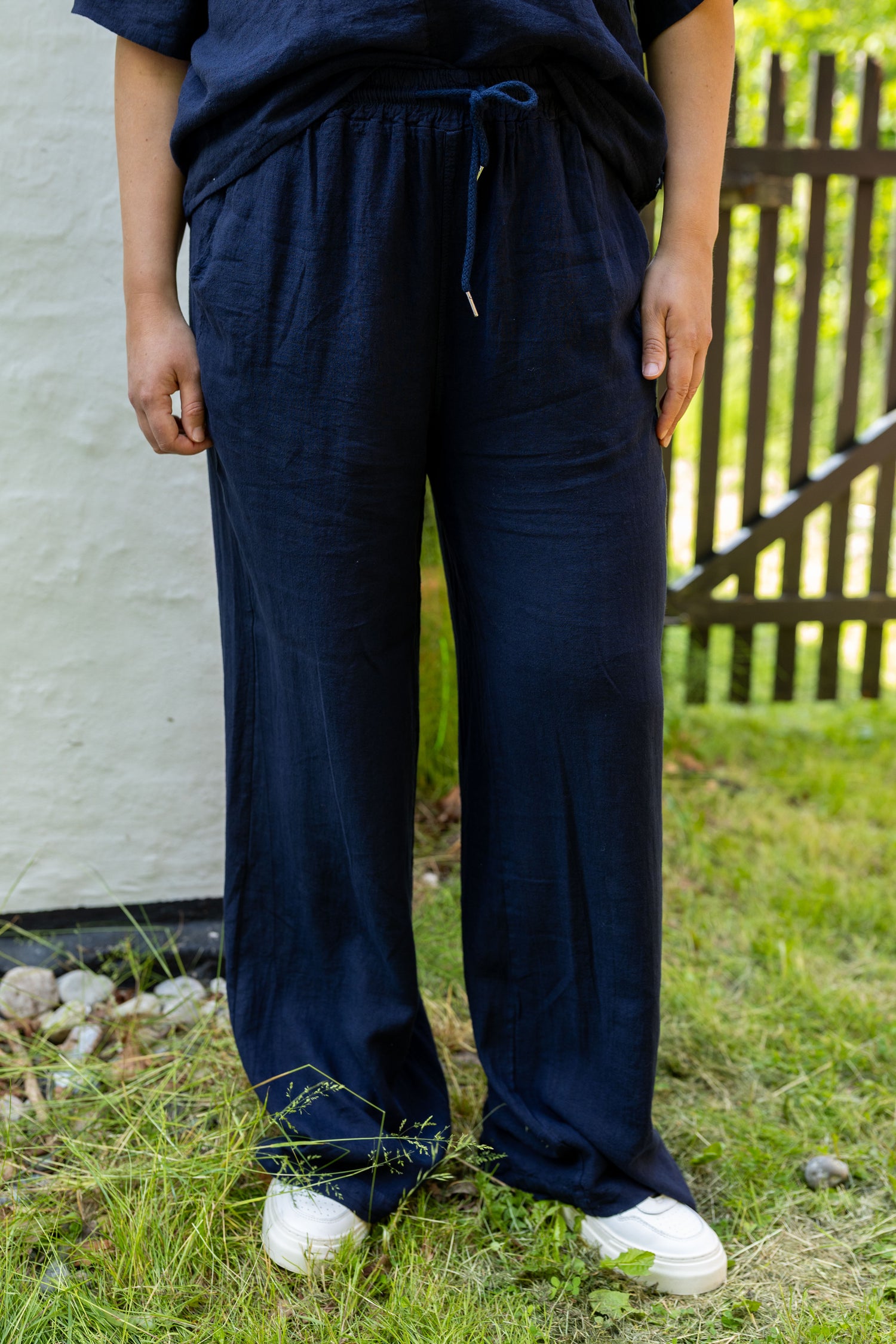 Smarte navyblå bukser i lækker hørblanding til kvinder