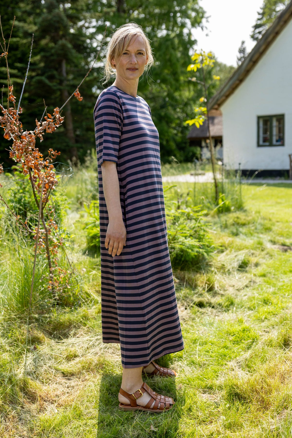 Klassisk kjole med t-shirt ærmer og striber i navyblå og grålilla til kvinder