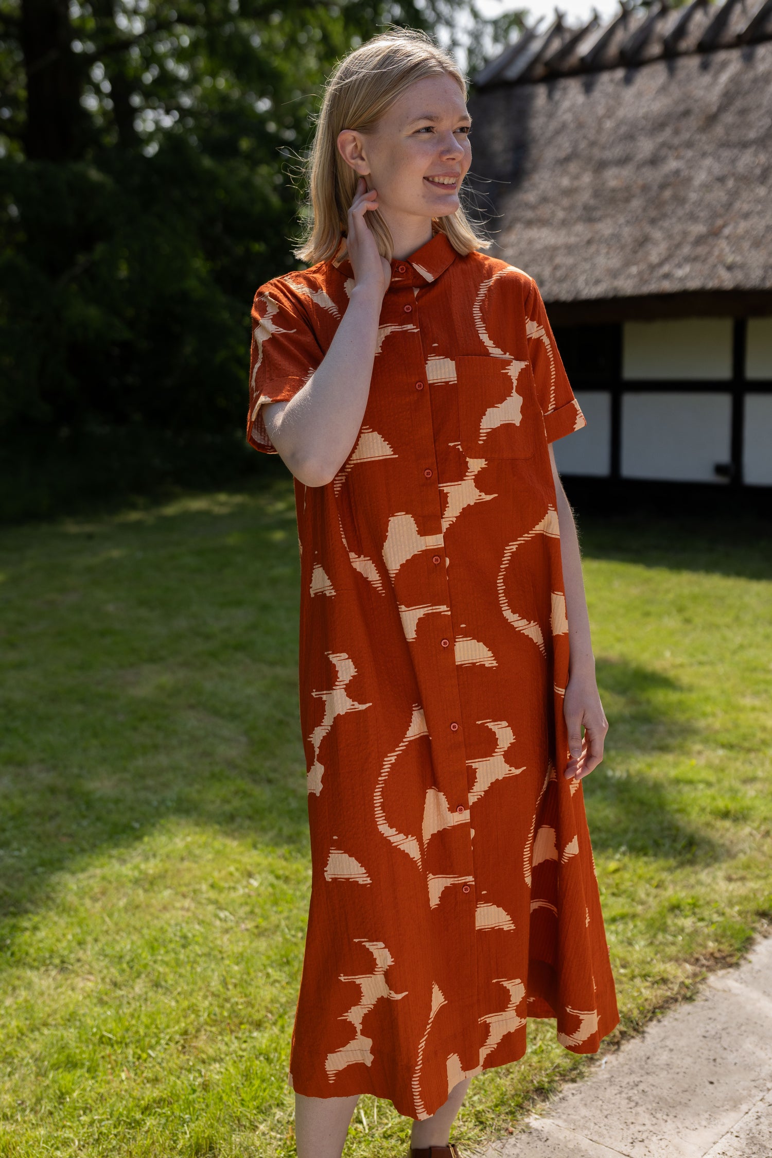 Fin bæk og bølge skjortekjole i orangebrunt og sandfarvet mønster til kvinder