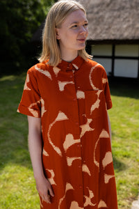 Danapril Seersucker SS Dress Chili/Nougat TROPSTATIC