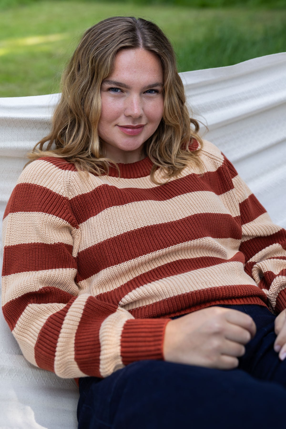 Flot chunky sweater med røde og sandfarvede striber til kvinder