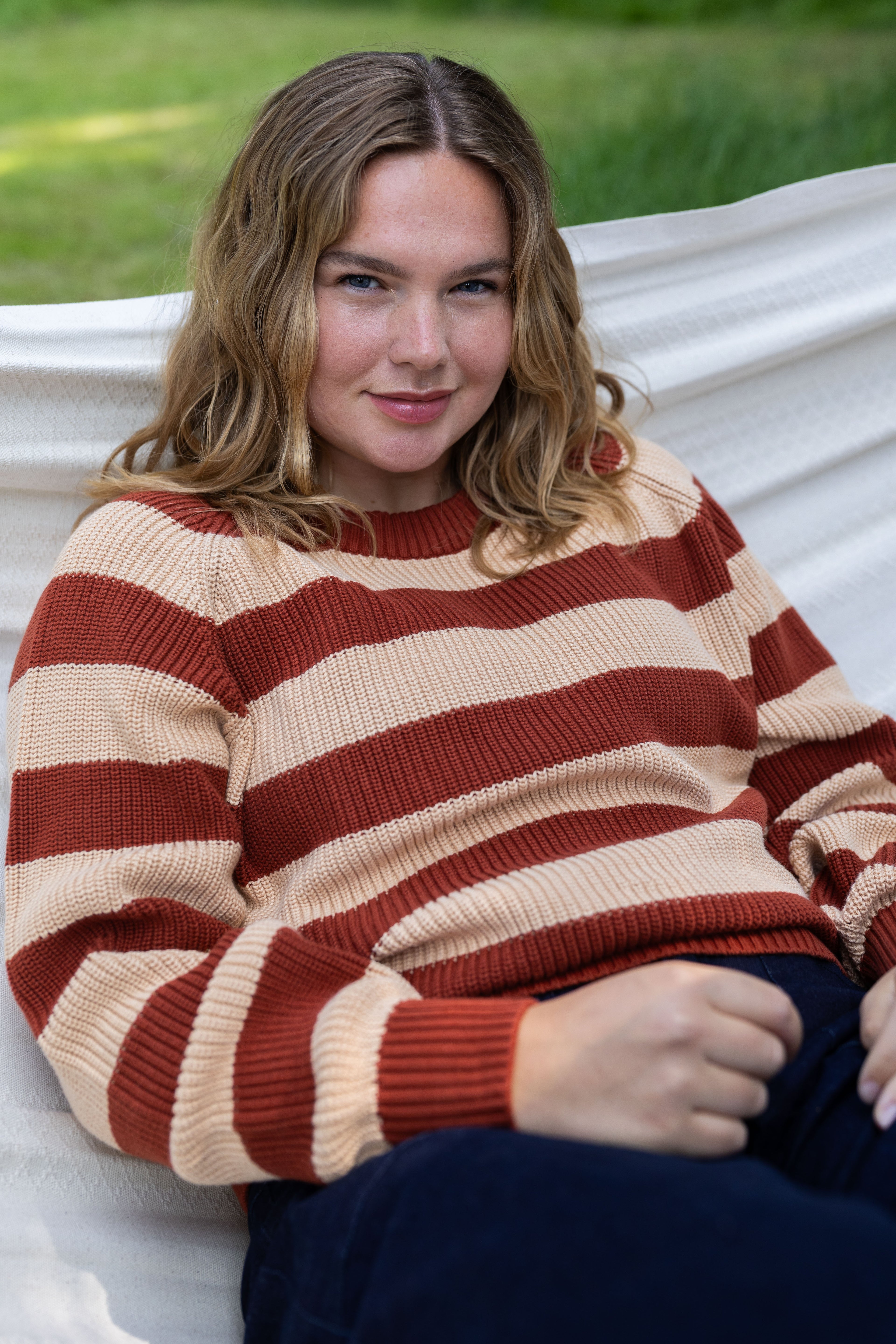 Flot chunky sweater med røde og sandfarvede striber til kvinder