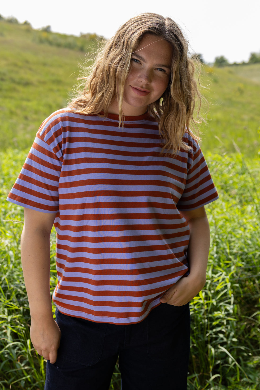 Fin boxy t-shirt med rund hals og striber i lyslilla og brændt rød til kvinder