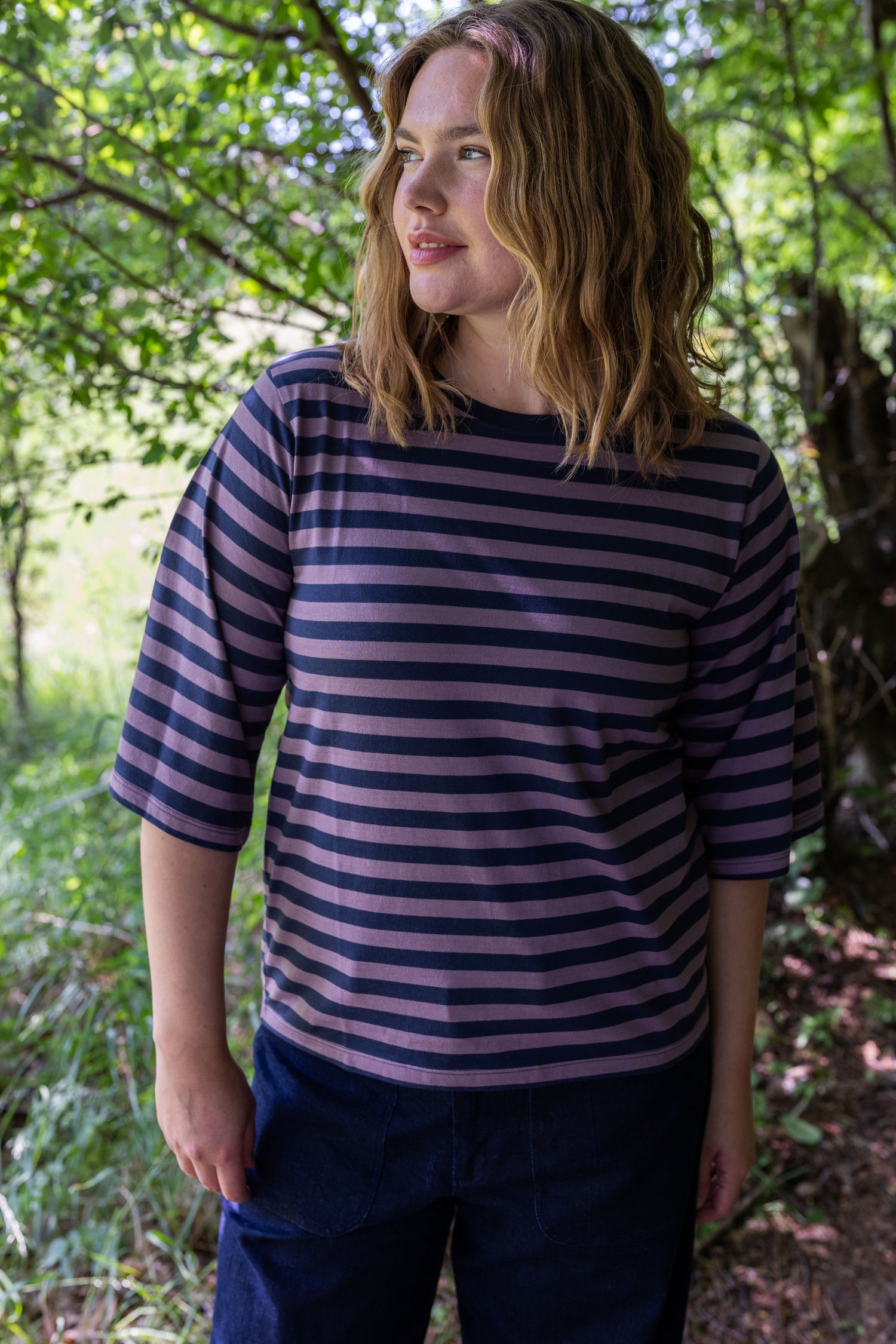 Fin t-shirt med striber, rund hals og lidt længere ærmer til kvinder