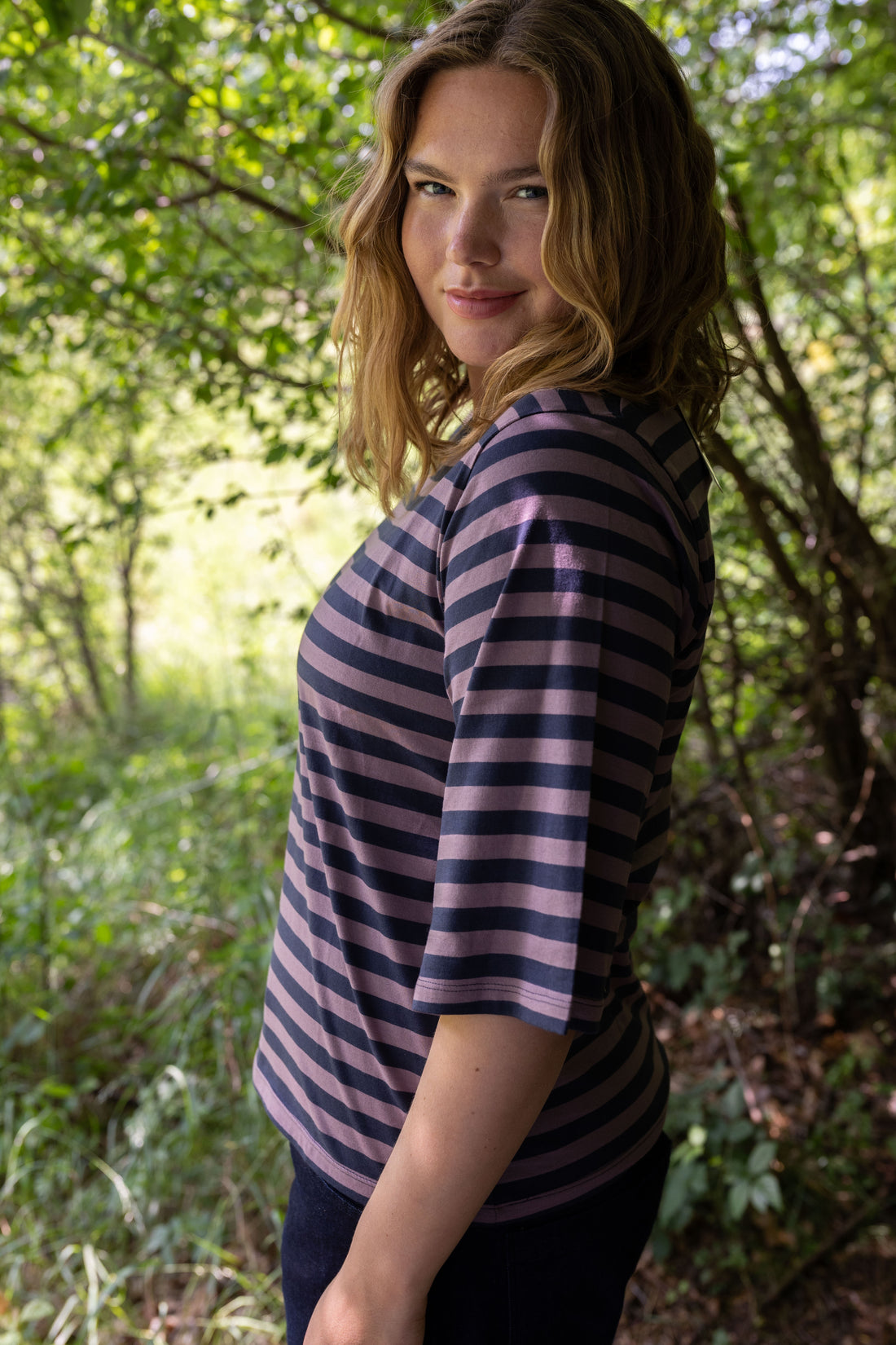 Fin t-shirt med striber, rund hals og lidt længere ærmer til kvinder