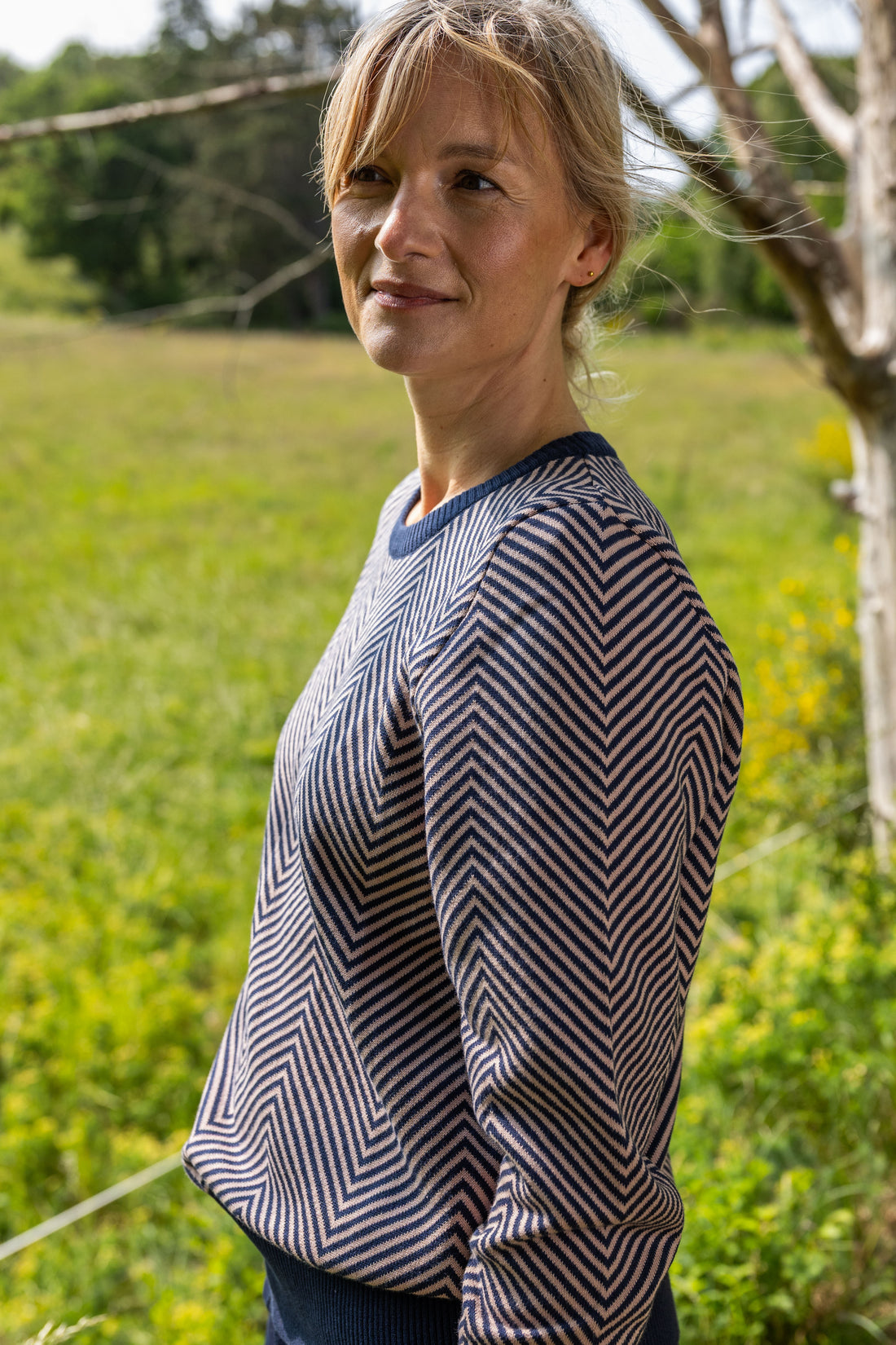 Fin stribet sweater i navyblå og støvet rosa til kvinder