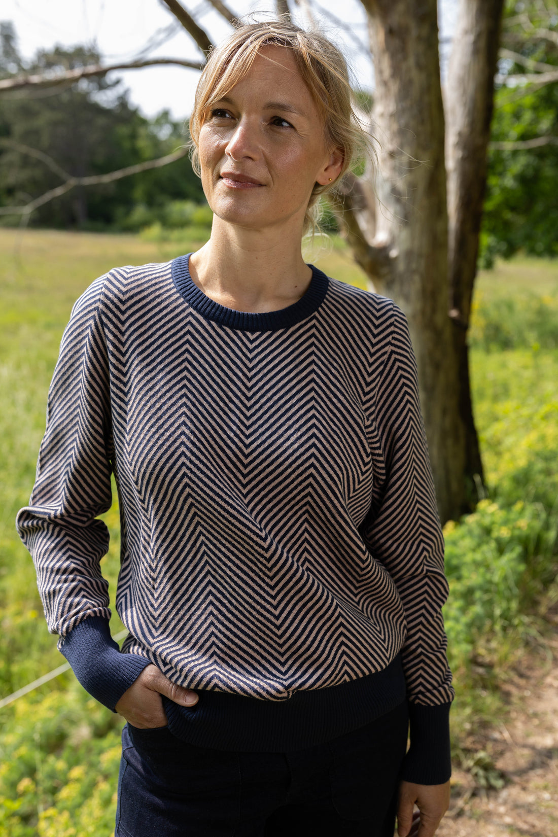 Fin stribet sweater i navyblå og støvet rosa til kvinder