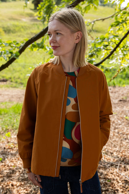 Smart kort jakke i gylden nuance og med fint for til kvinder.