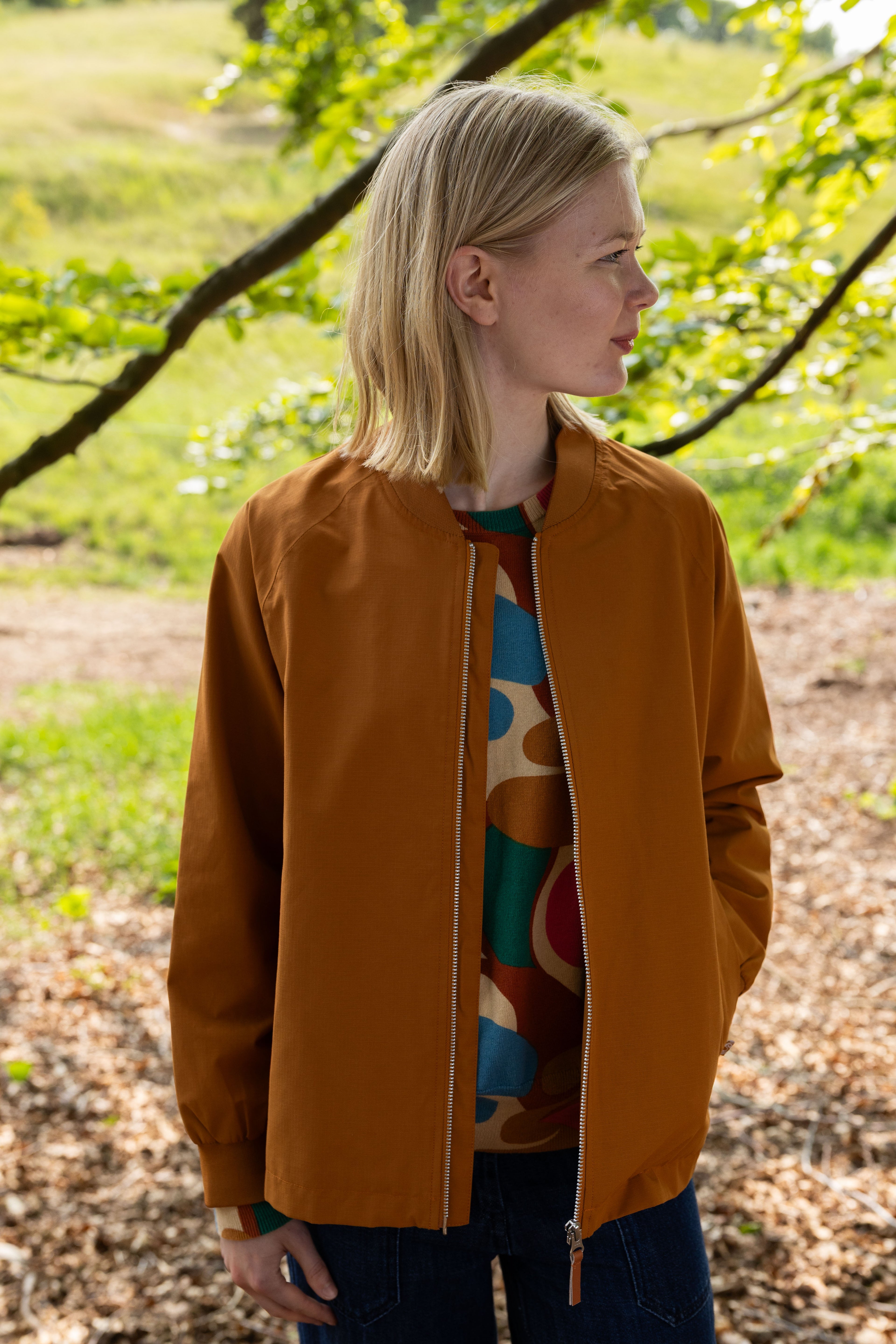 Smart kort jakke i gylden nuance og med fint for til kvinder