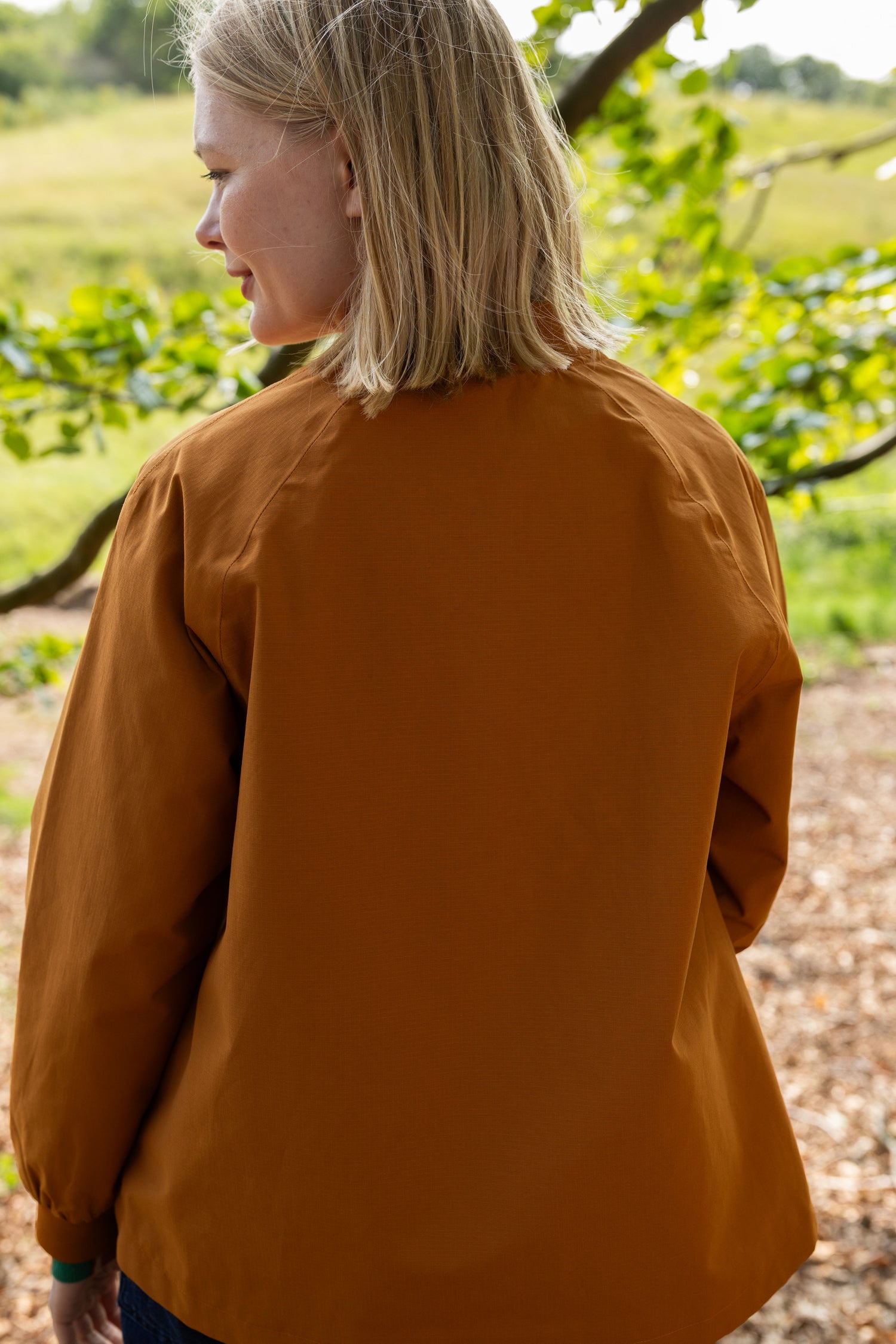 Smart kort jakke i gylden nuance og med fint for til kvinder