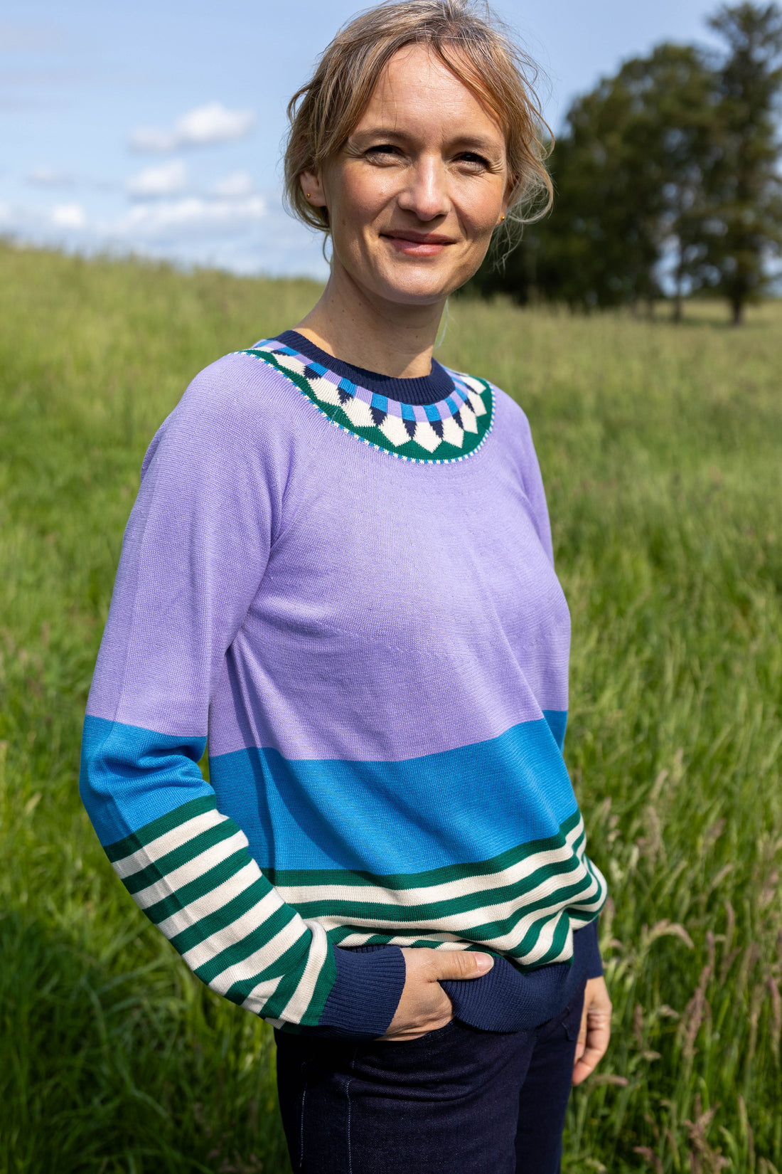 Lækker farverig bomuldssweater med grafisk mønster til kvinder