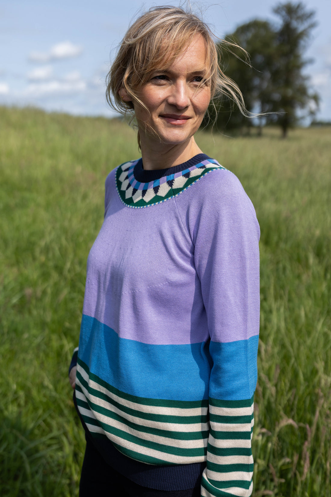 Lækker farverig bomuldssweater med grafisk mønster til kvinder