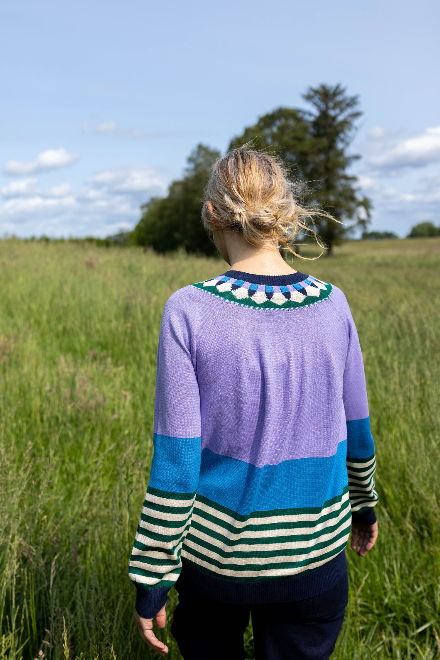 Lækker farverig bomuldssweater med grafisk mønster til kvinder