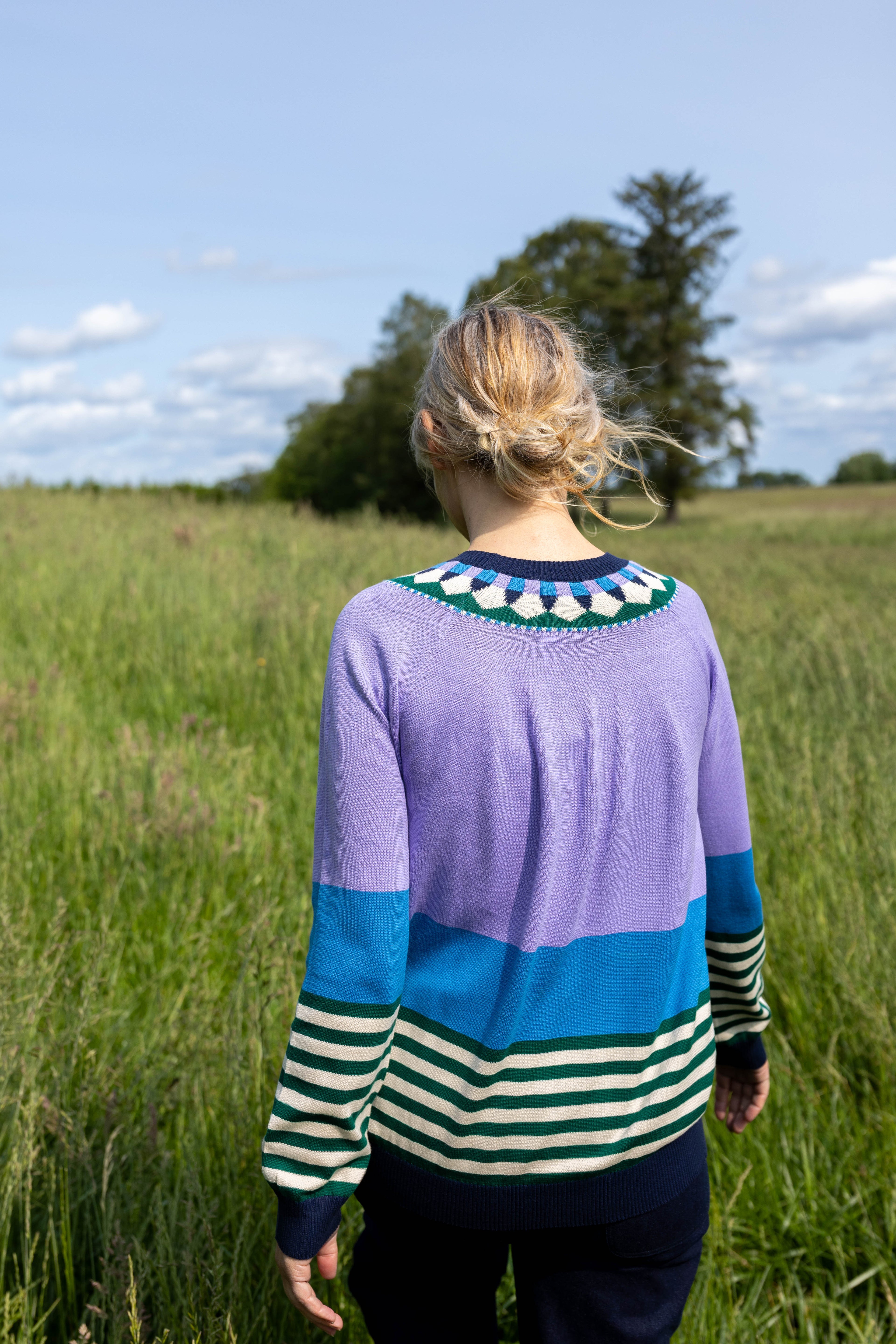Lækker farverig bomuldssweater med grafisk mønster til kvinder