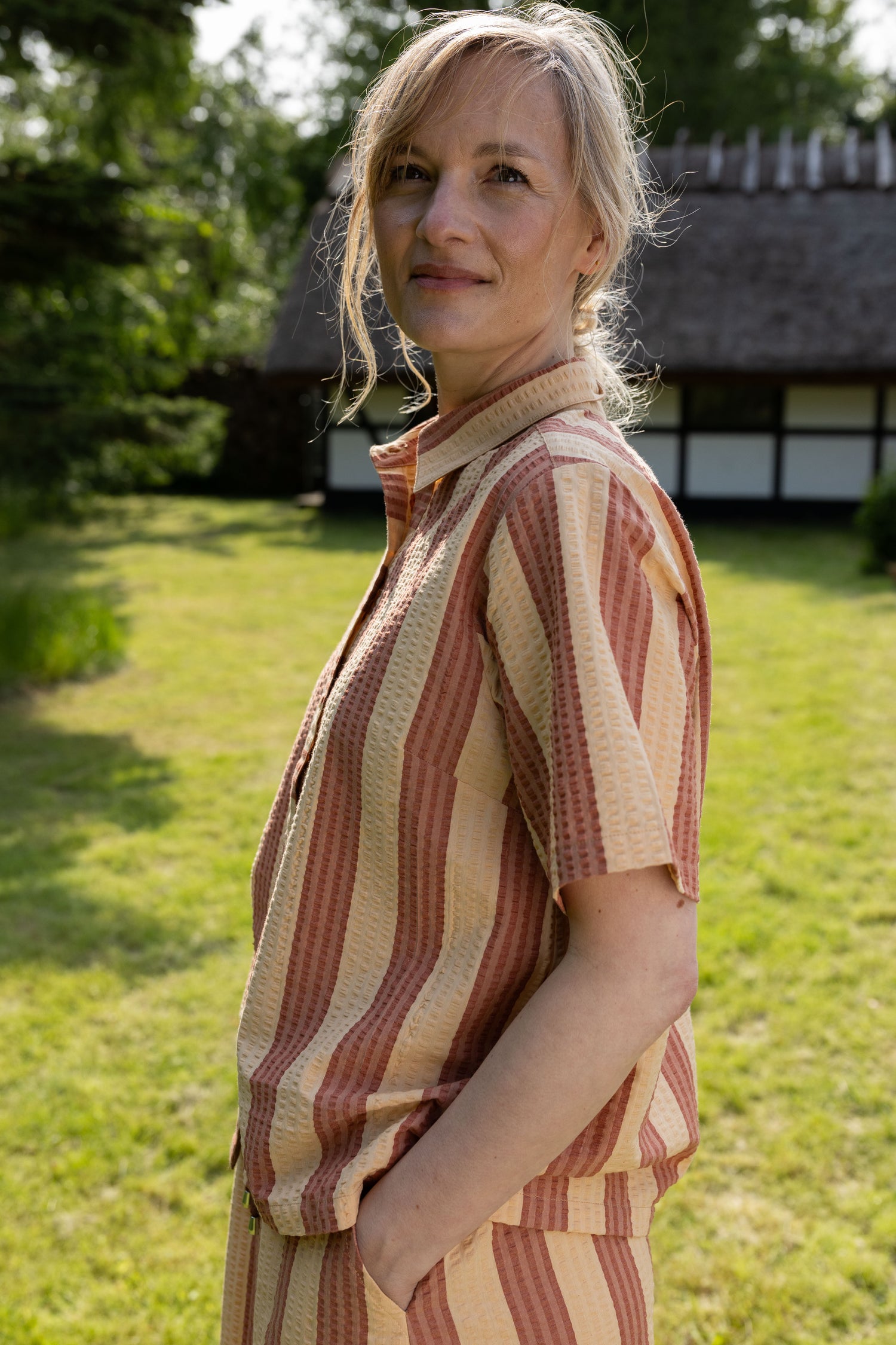 Fin kortærmet bæk og bølge skjorte med striber til kvinder