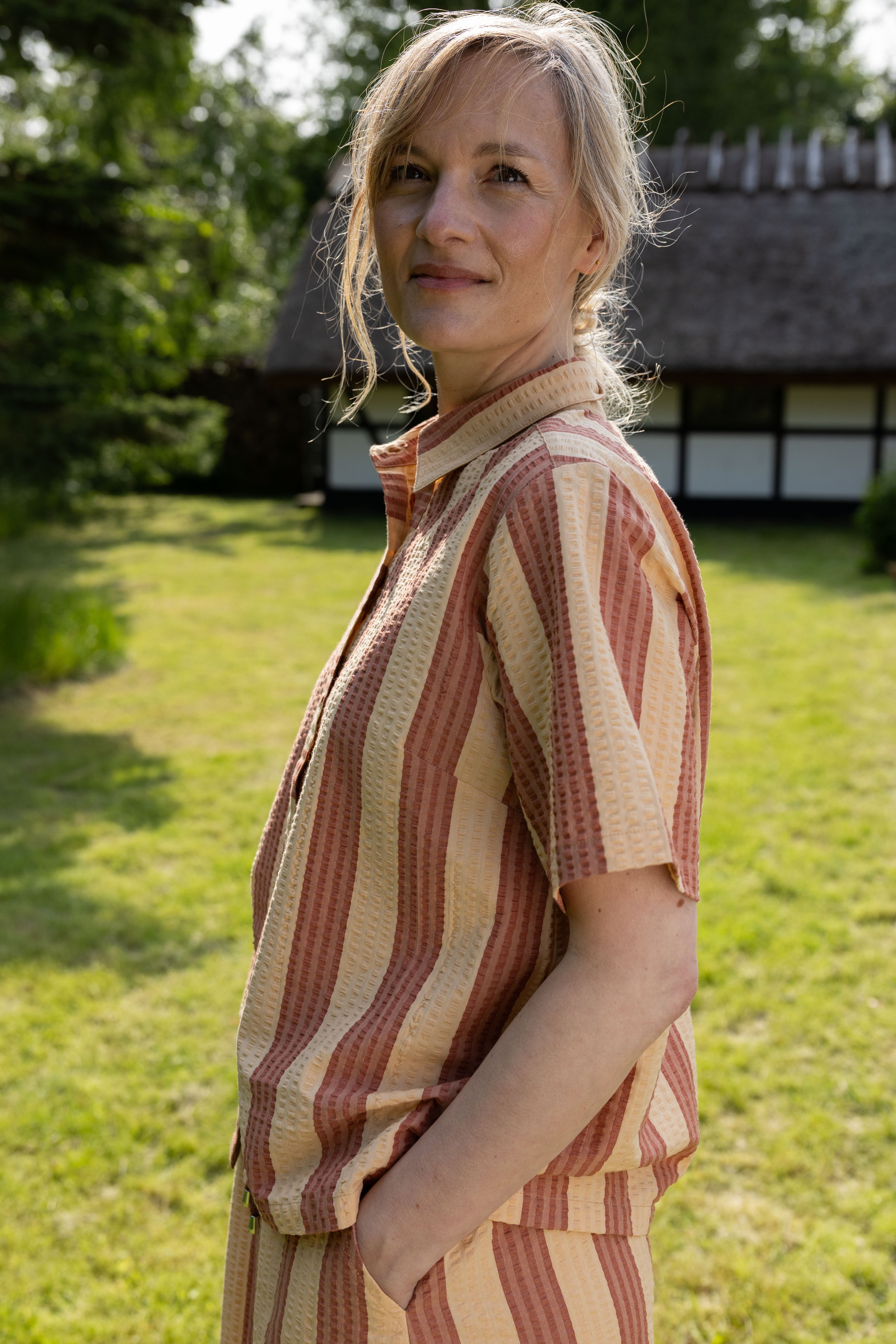 Fin kortærmet bæk og bølge skjorte med striber til kvinder