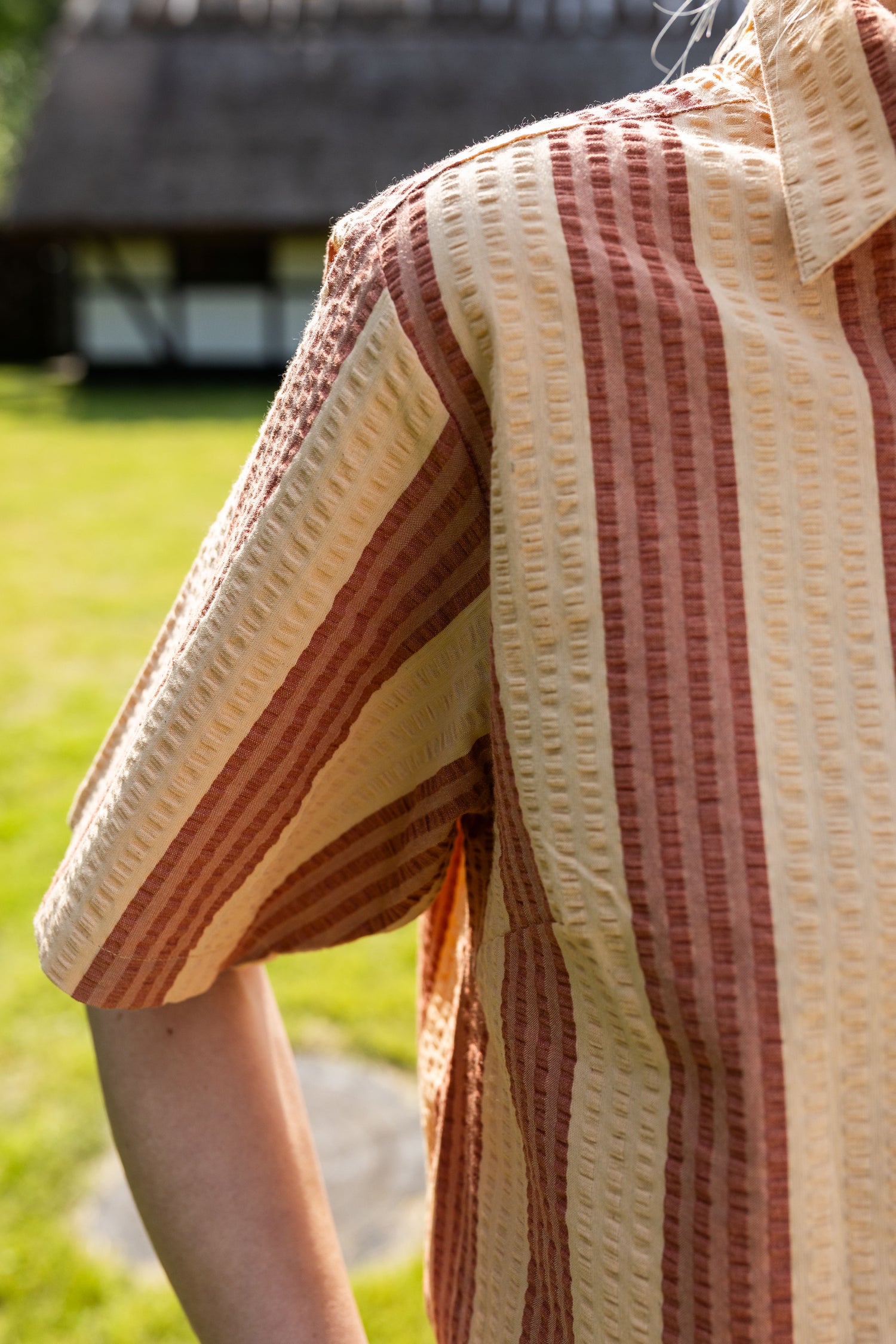 Fin kortærmet bæk og bølge skjorte med striber til kvinder