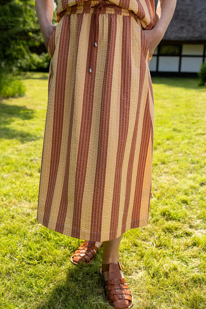 Sød bæk og bølge nederdel med orangebrune og sandfarvede striber til kvinder