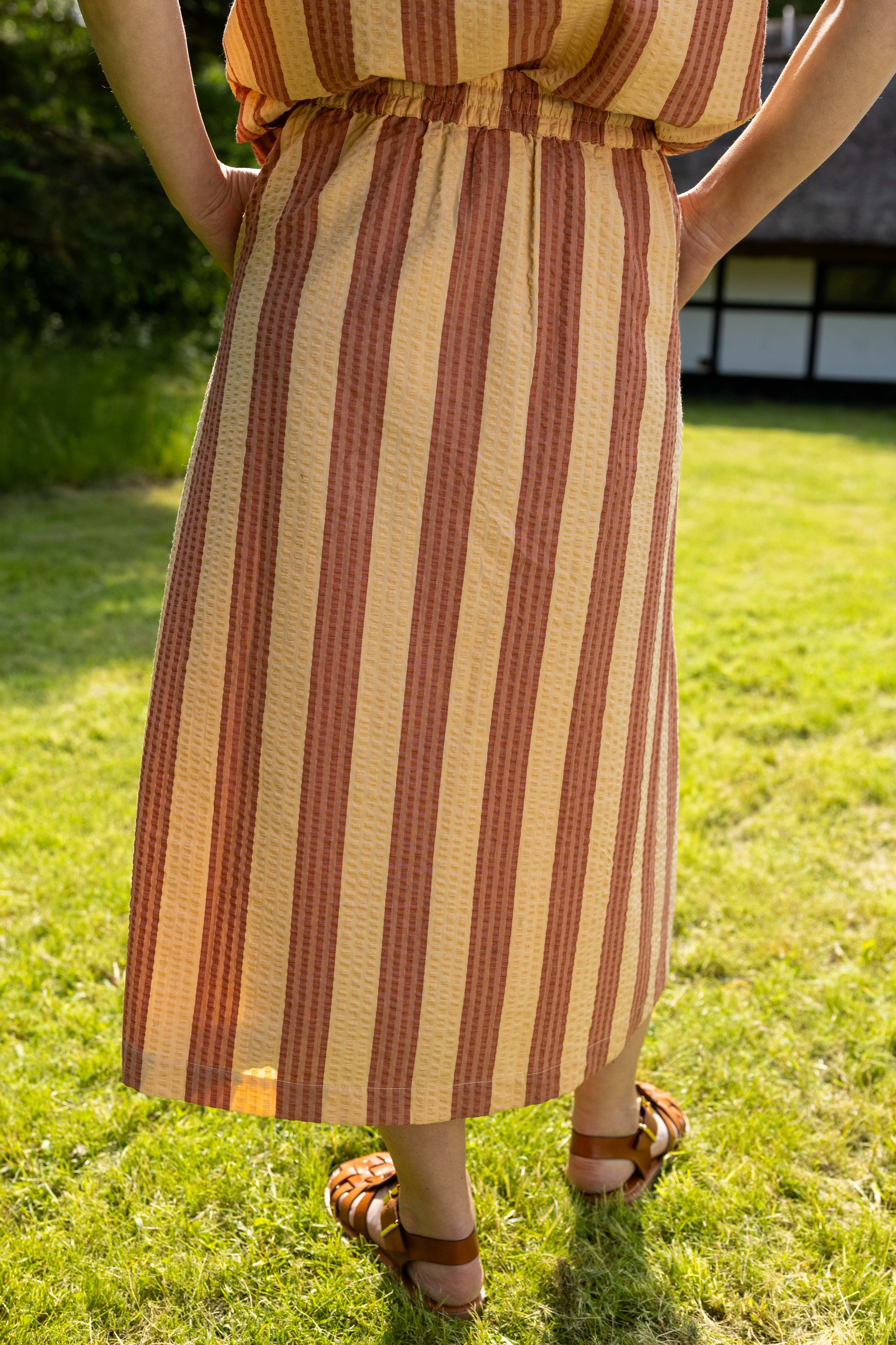 Sød bæk og bølge nederdel med orangebrune og sandfarvede striber til kvinder