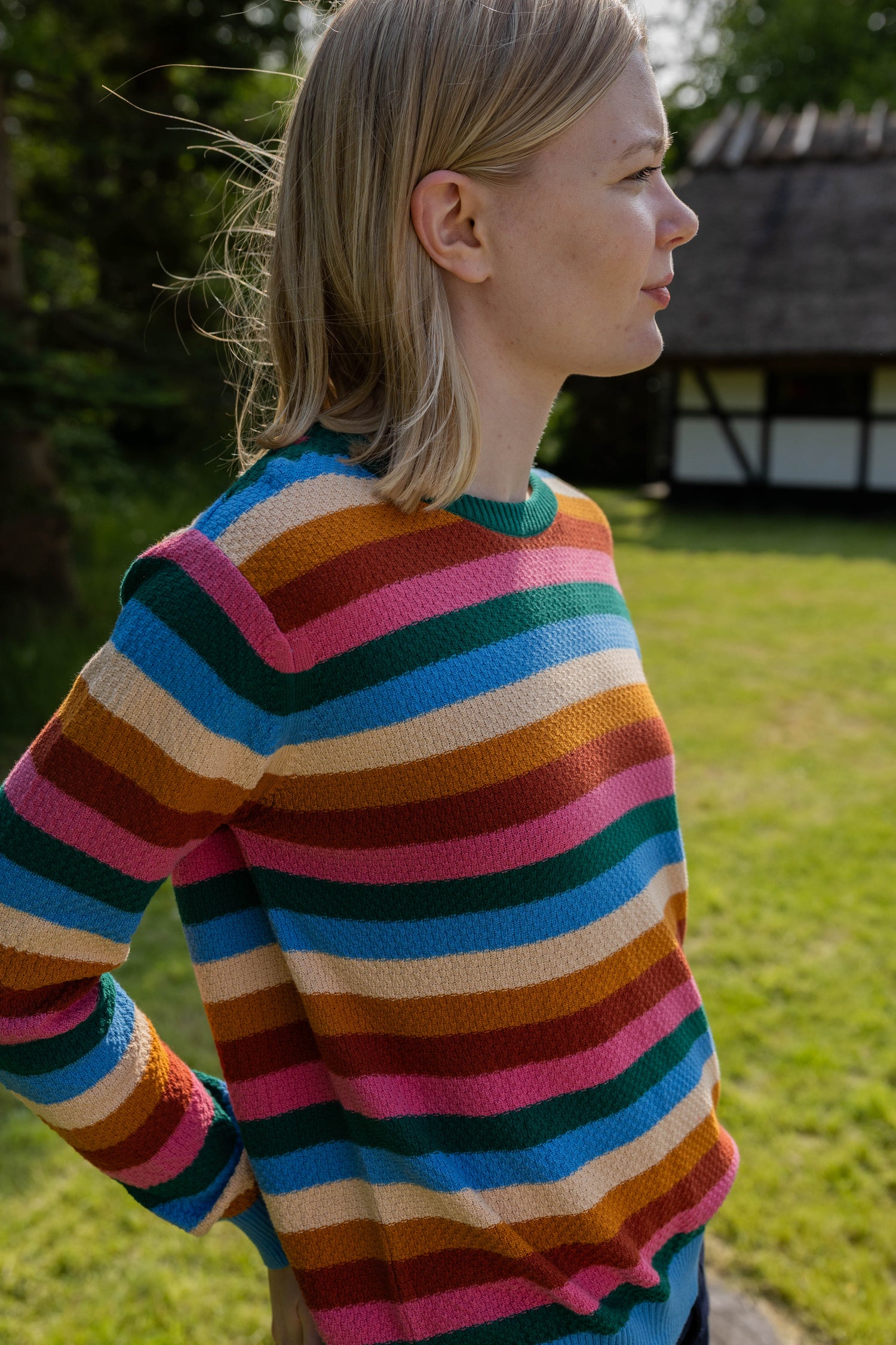 Sød perlestrikket sweater med farverige striber til kvinder