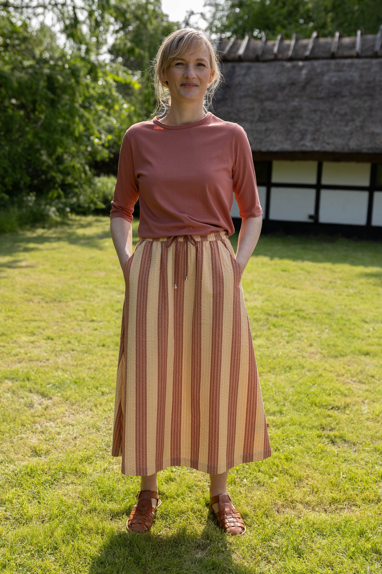 Lækker t-shirt i orangebrun til kvinder