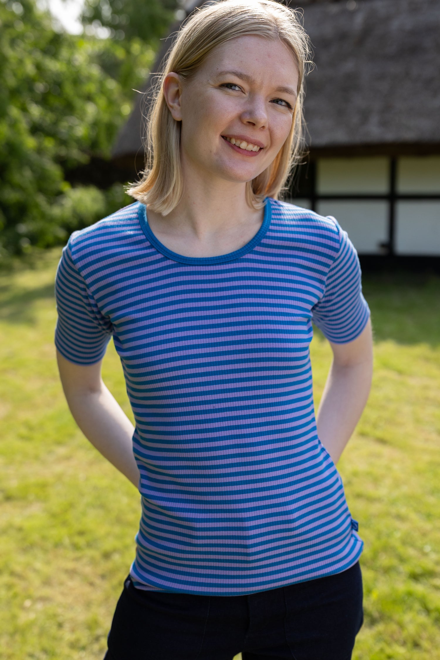 Stribet t-shirt i varm blå og lyslilla til kvinder