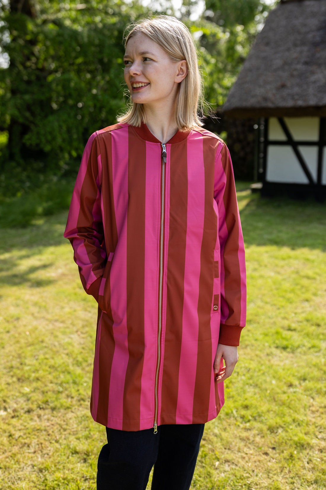 Smart stribet jakke i brændt rød og pink til kvinder.