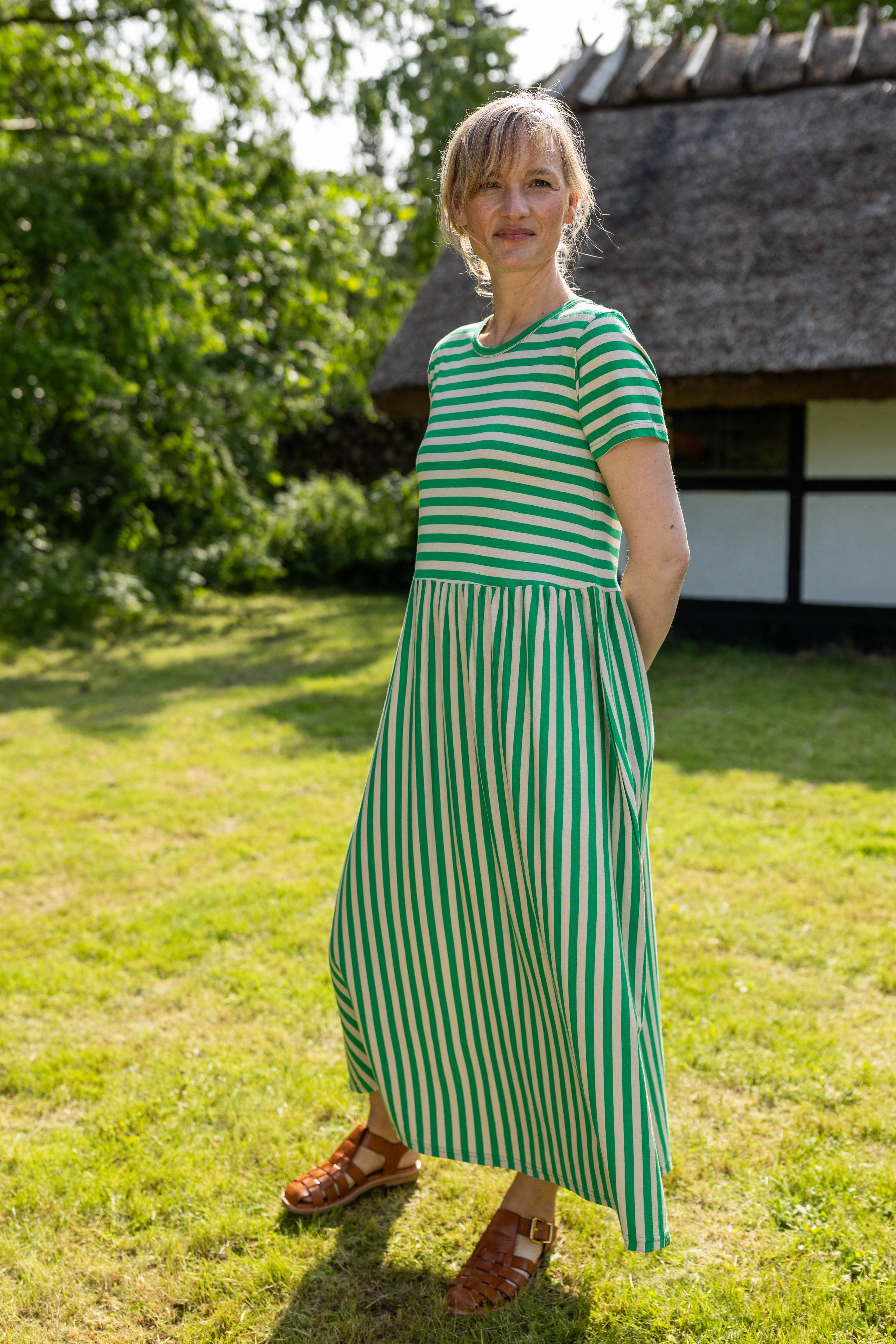 Sød kjole med grønne og beige striber til kvinder