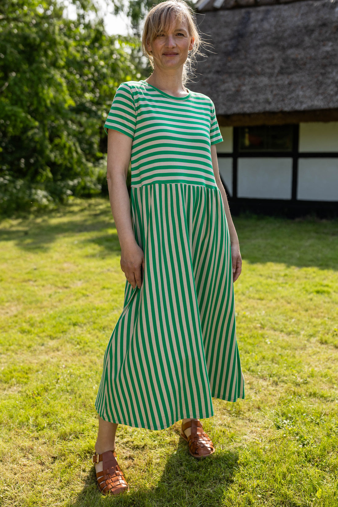 Sød kjole med grønne og beige striber til kvinder