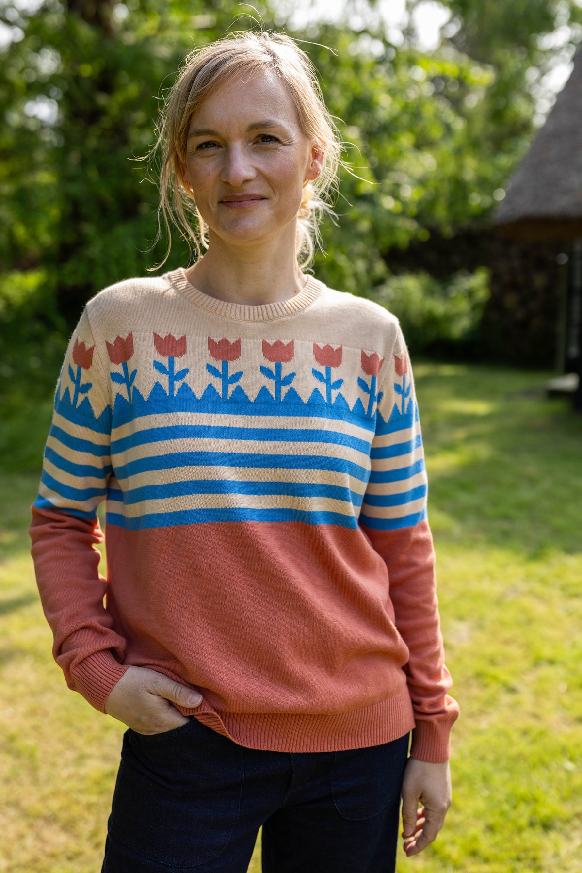 Fin sweater i orangebrun nuance med striber og flot mønster med tulipaner 