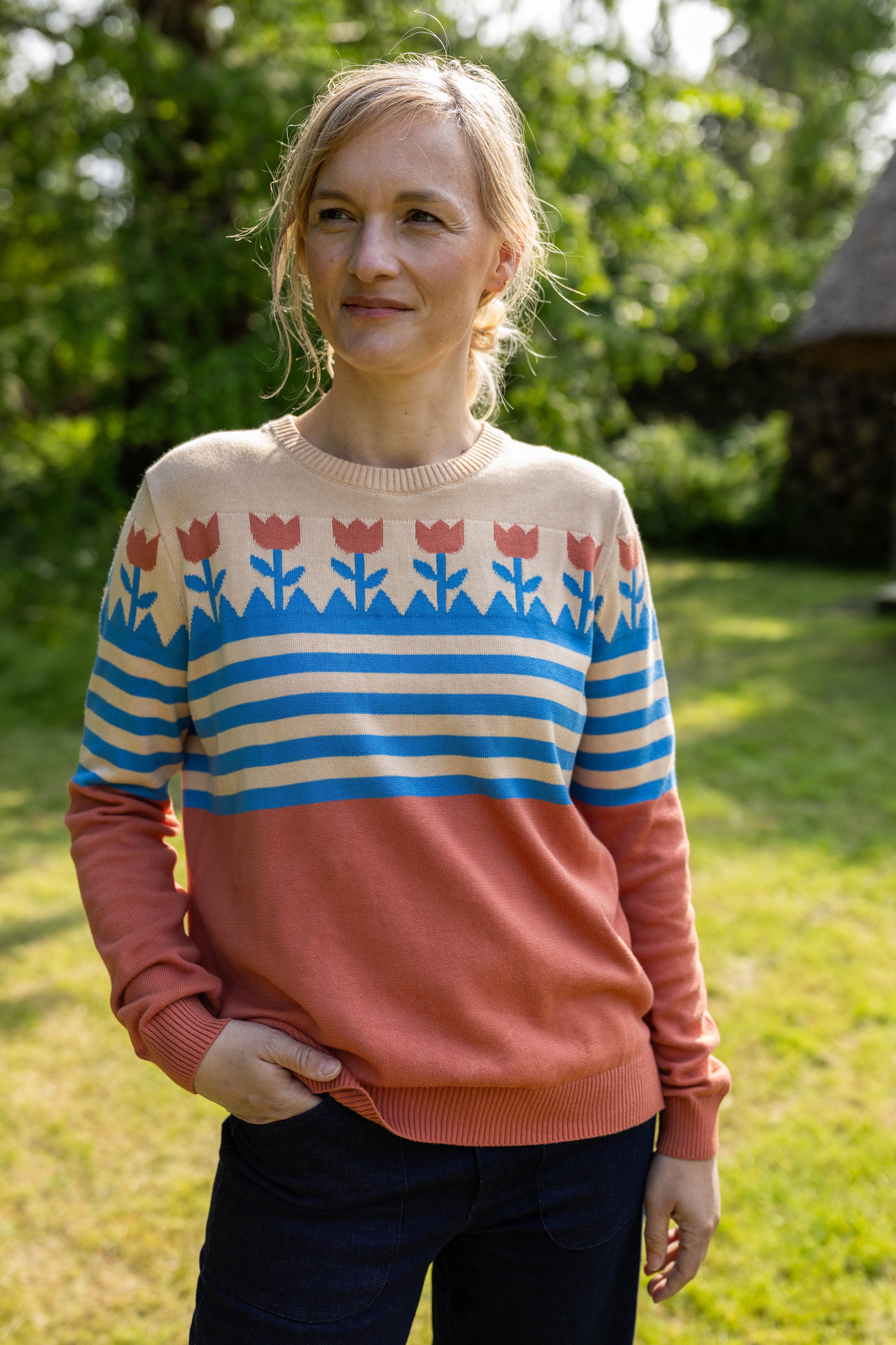 Fin sweater i orangebrun nuance med striber og flot mønster med tulipaner 