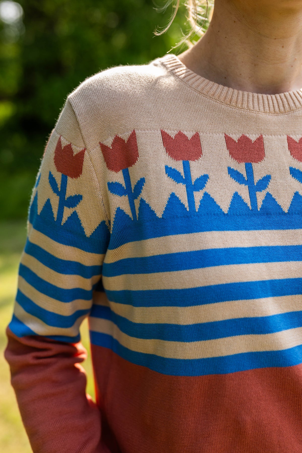 Fin sweater i orangebrun nuance med striber og flot mønster med tulipaner 