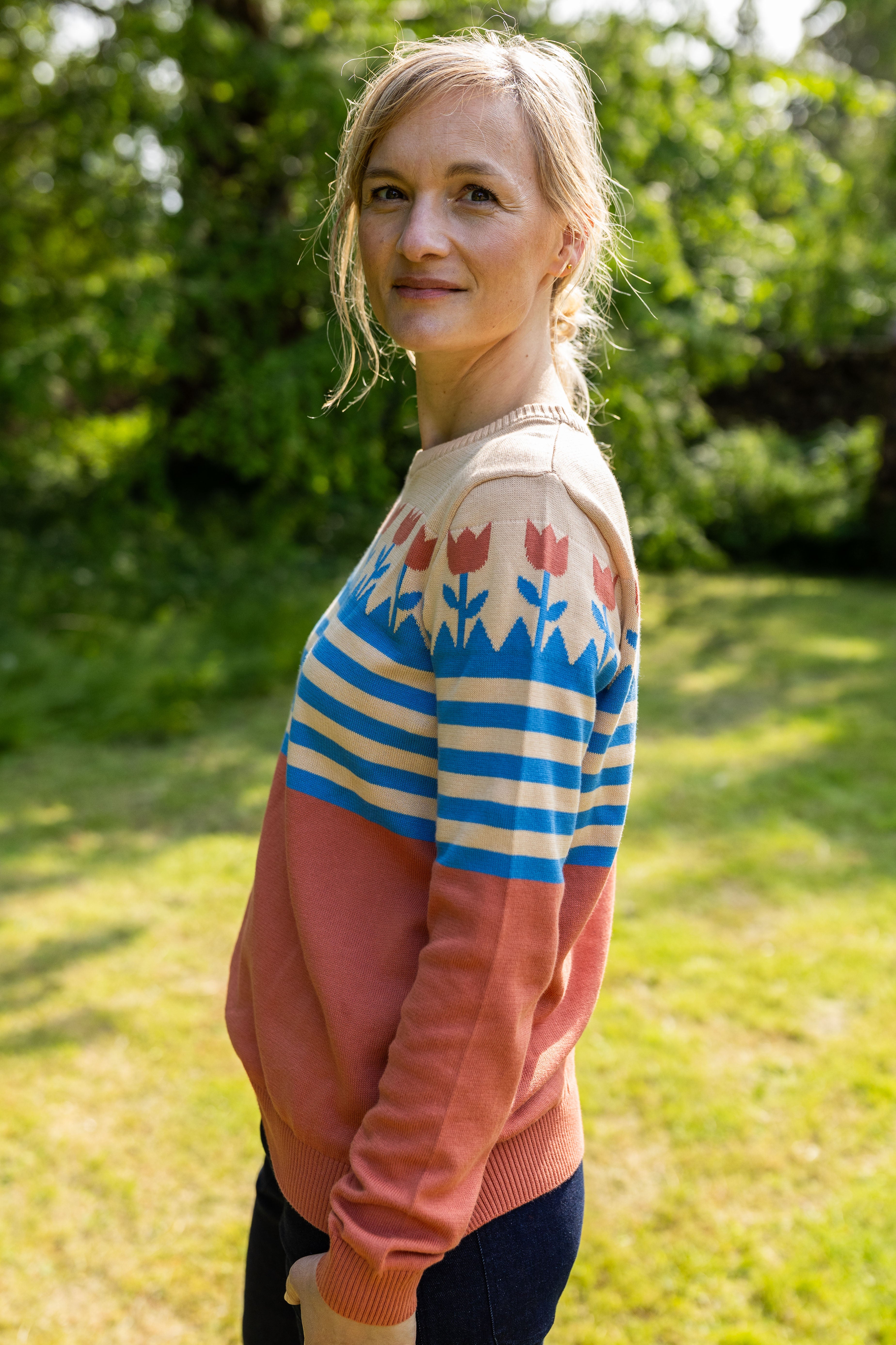 Fin sweater i orangebrun nuance med striber og flot mønster med tulipaner 