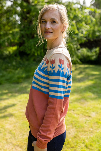 Fin sweater i orangebrun nuance med striber og flot mønster med tulipaner 