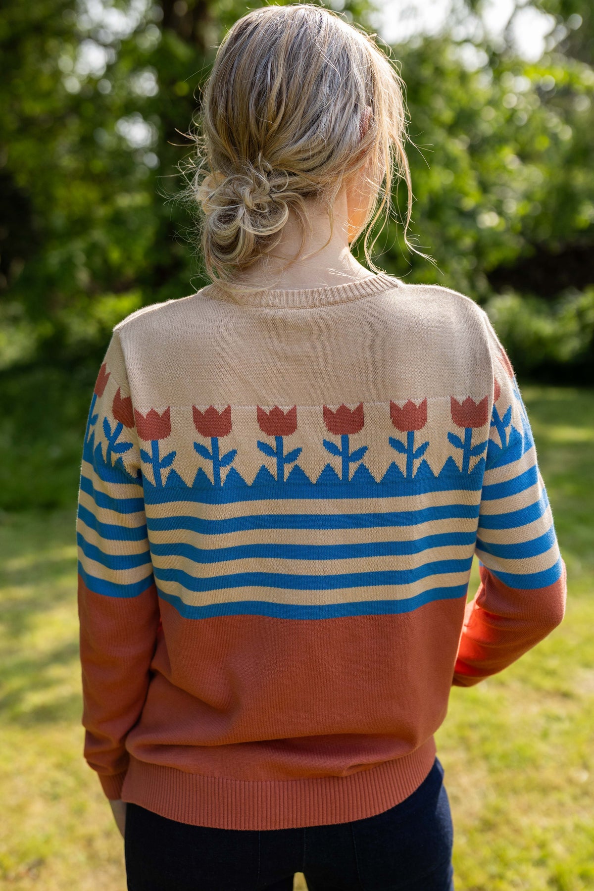 Fin sweater i orangebrun nuance med striber og flot mønster med tulipaner 